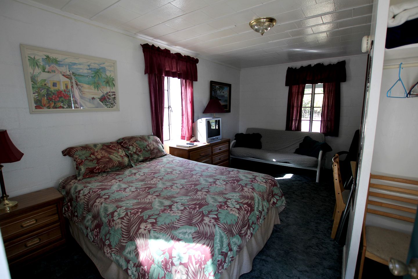 Beautiful Cabin Accommodation with Shared Pool and Lake Access in Kingsland