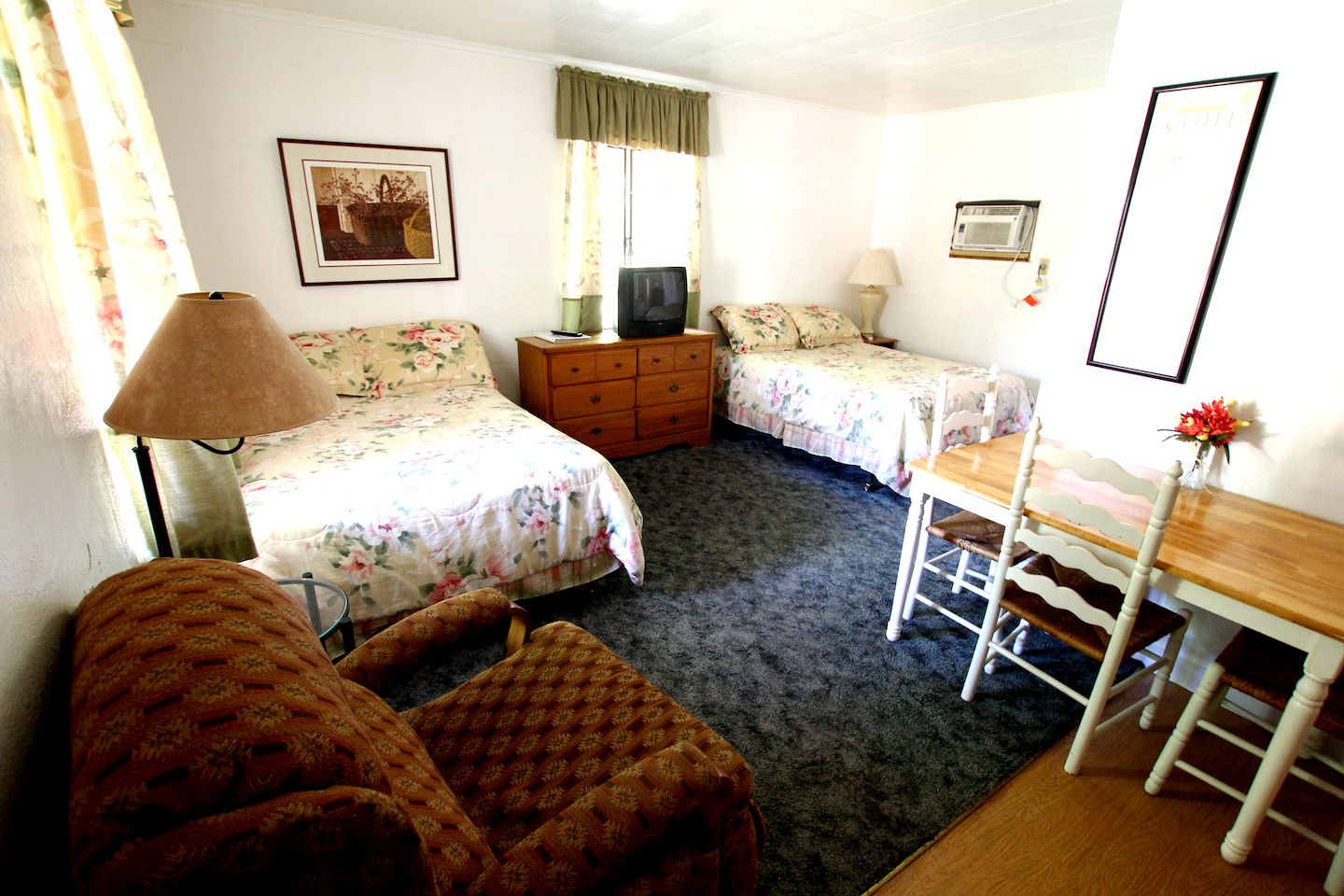 Beautiful Cabin Accommodation with Shared Pool and Lake Access in Kingsland