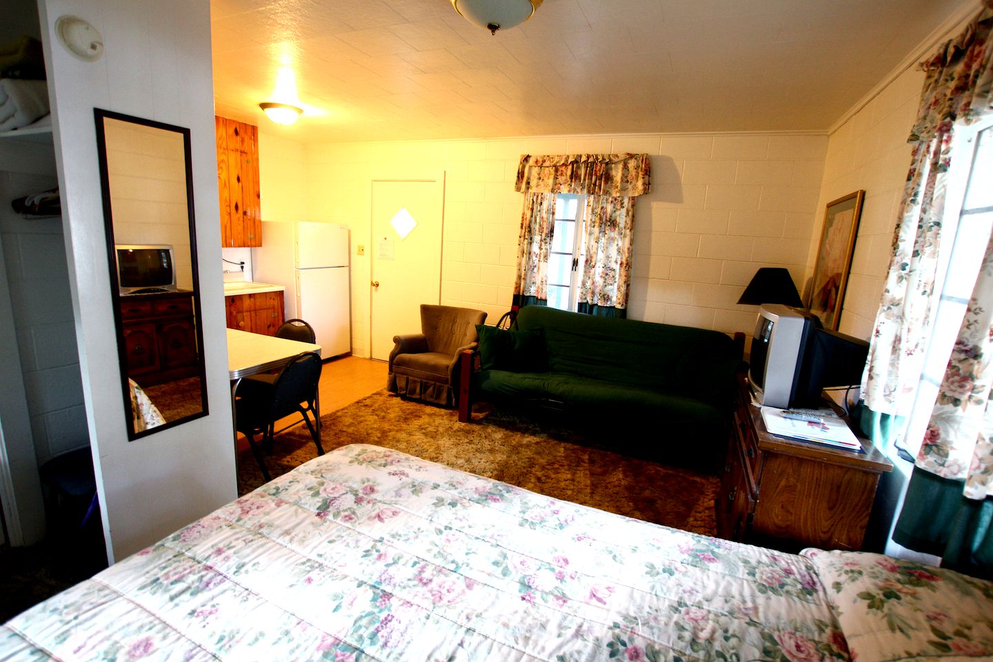 Comfortable Cabin Rental with Lakeside Views near Austin