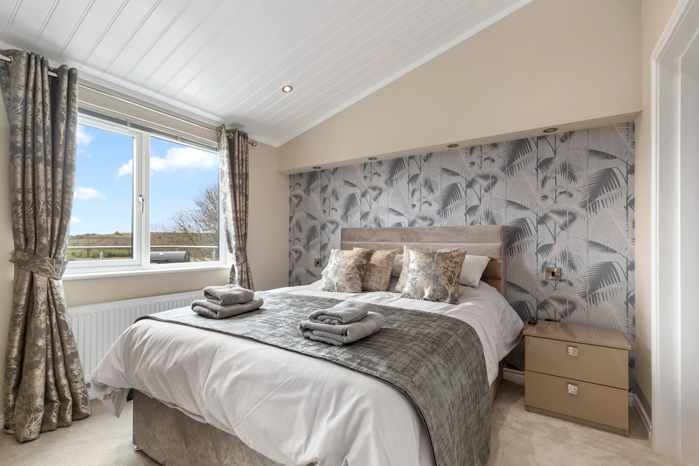 Exclusive Lodge Escape with Hot Tub by Tenby in Pembrokeshire, Wales