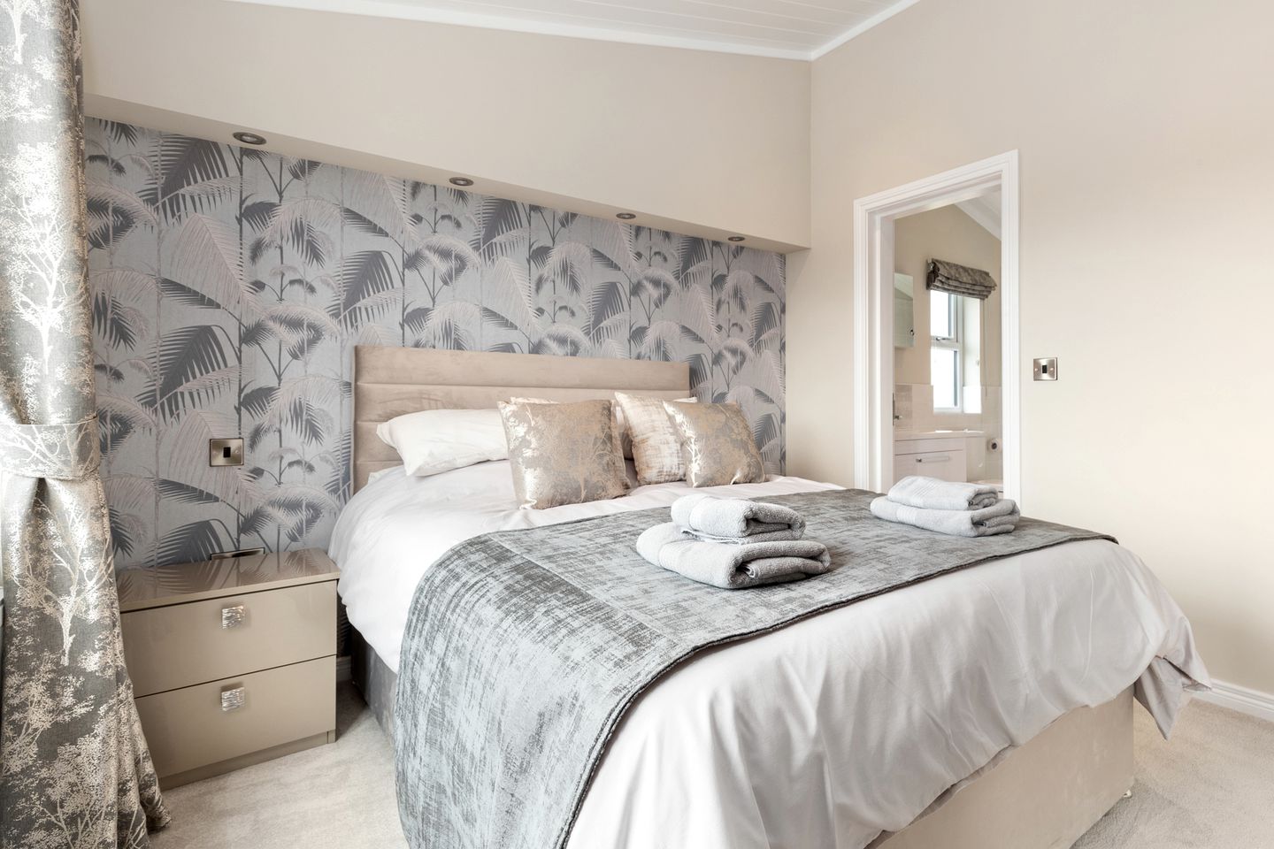 Exclusive Lodge Escape with Hot Tub by Tenby in Pembrokeshire, Wales