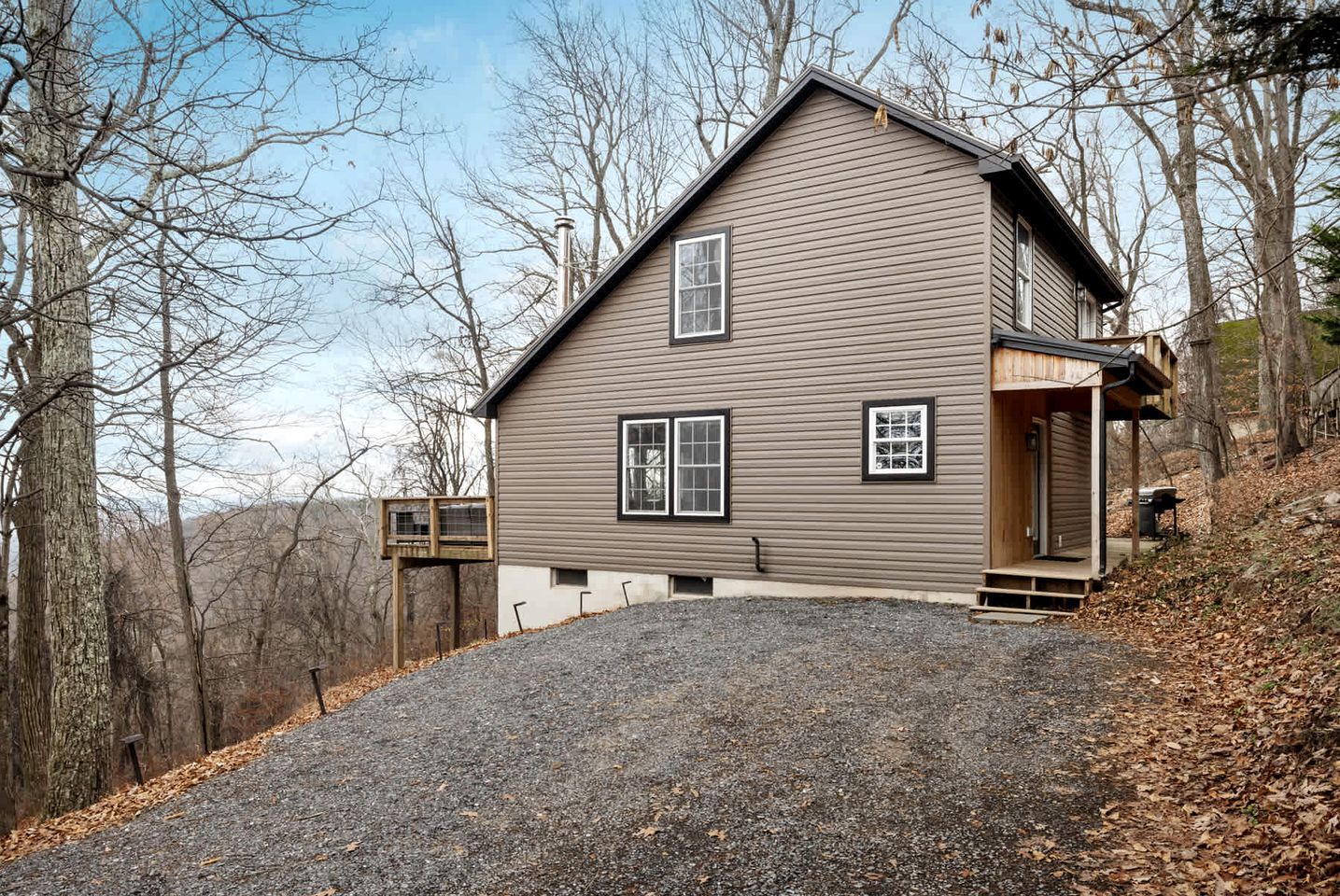 Comfortable Cabin with Mountain Valley Views near Berkeley Springs State Park, West Virginia