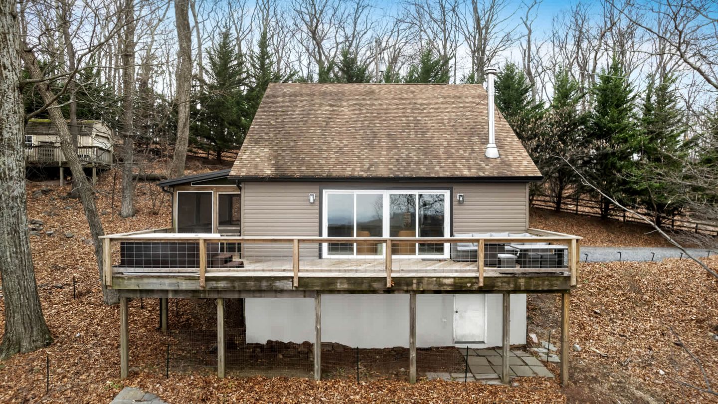 Comfortable Cabin with Mountain Valley Views near Berkeley Springs State Park, West Virginia