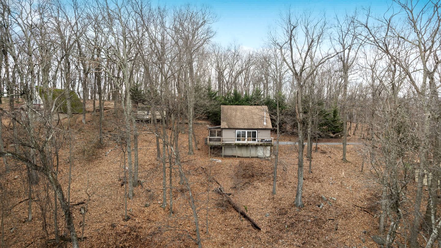Comfortable Cabin with Mountain Valley Views near Berkeley Springs State Park, West Virginia