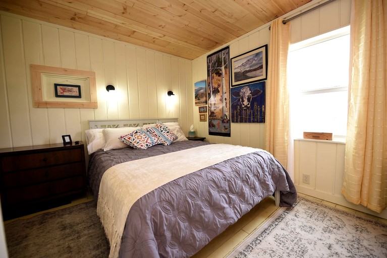 Charming Vintage Cabin Retreat near Jefferson River in Montana