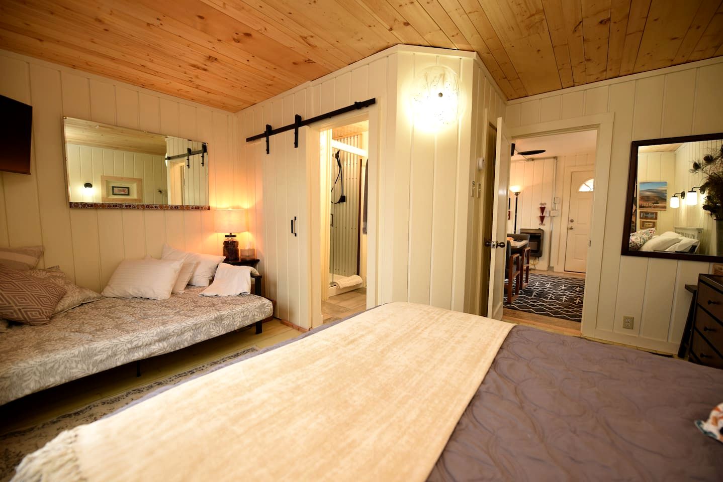 Charming Vintage Cabin Retreat near Jefferson River in Montana