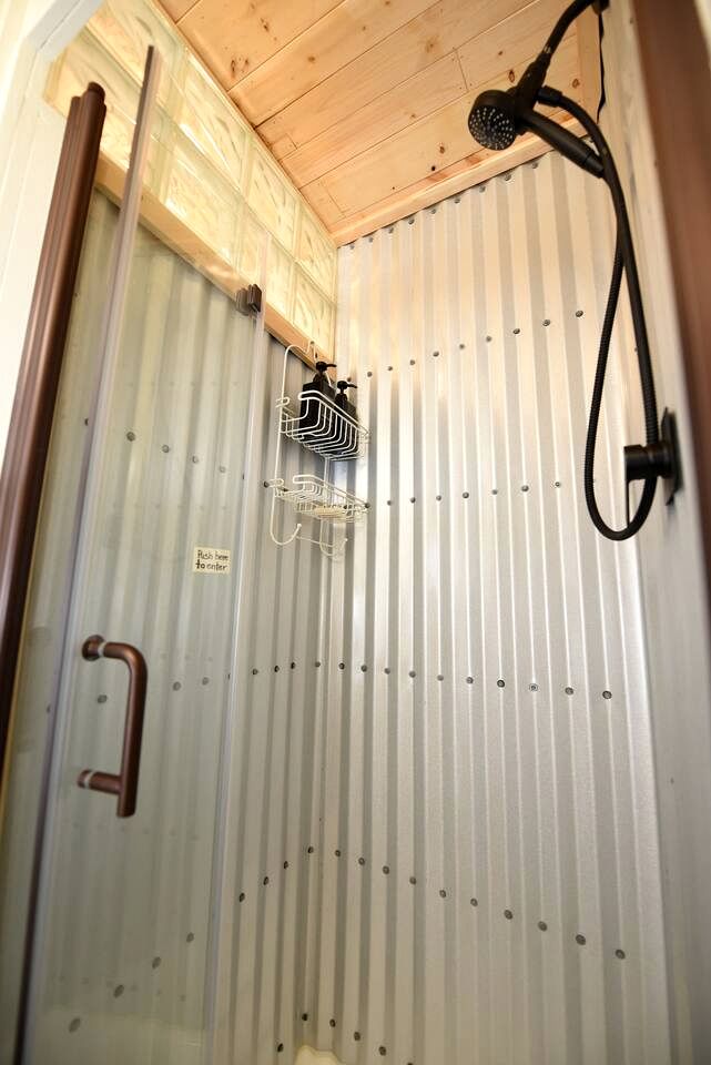 Charming Vintage Cabin Retreat near Jefferson River in Montana