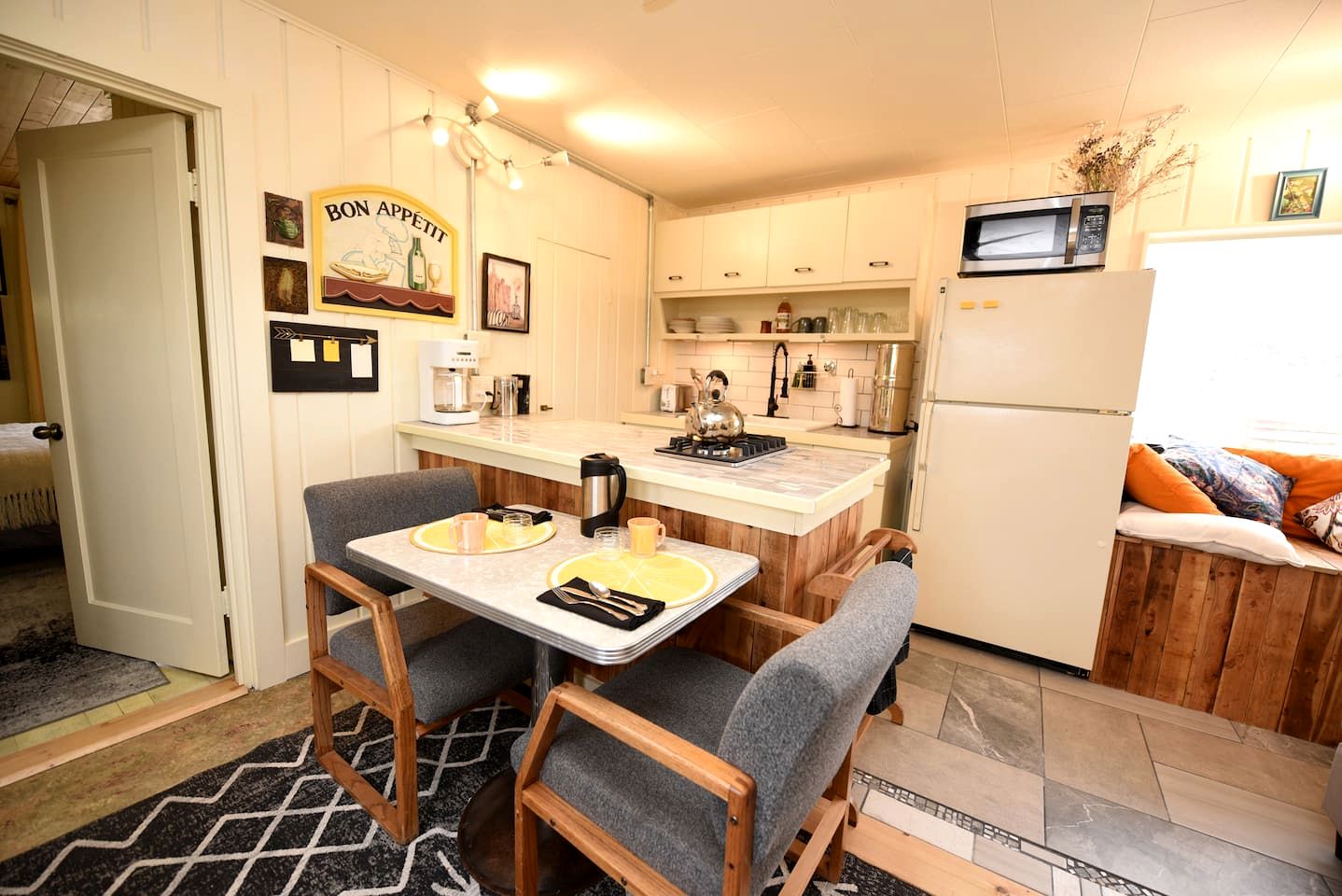 Charming Vintage Cabin Retreat near Jefferson River in Montana