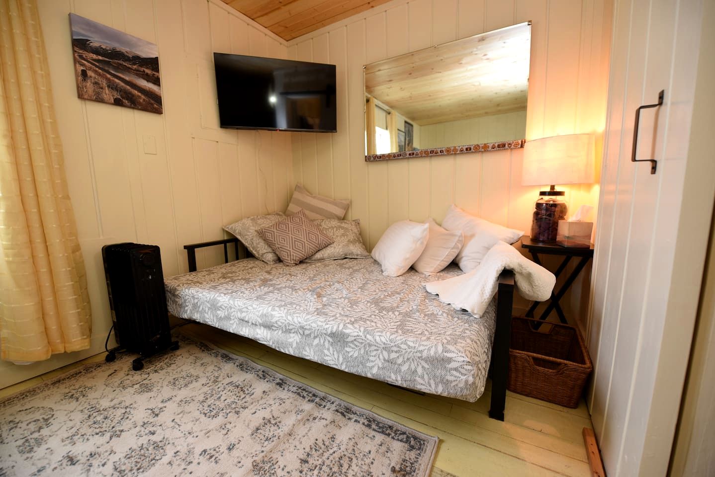 Charming Vintage Cabin Retreat near Jefferson River in Montana