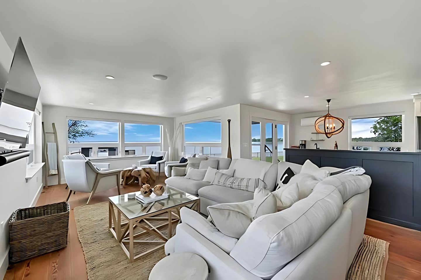 Lakefront Cottage with Nice Sights in Green Bay, Wisconsin