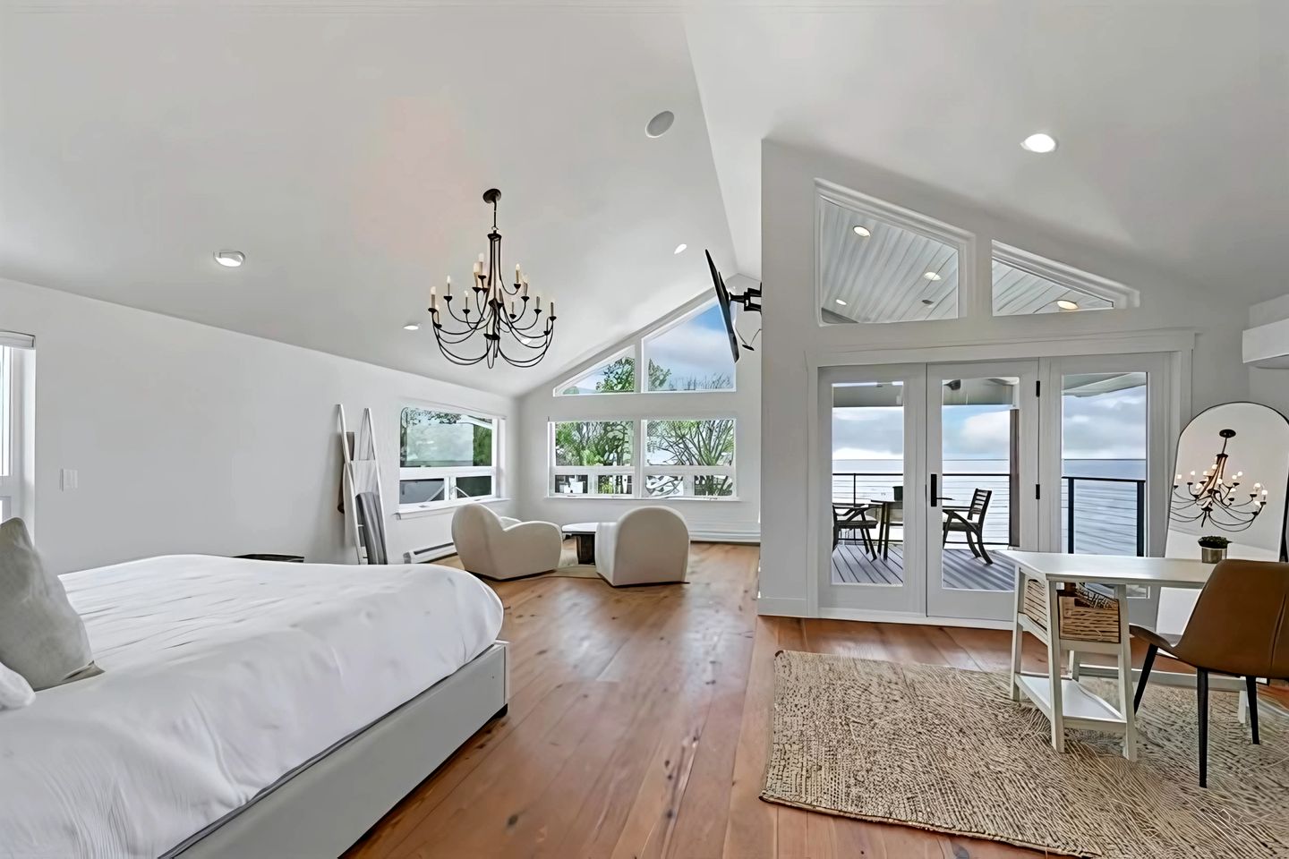 Lakefront Cottage with Nice Sights in Green Bay, Wisconsin