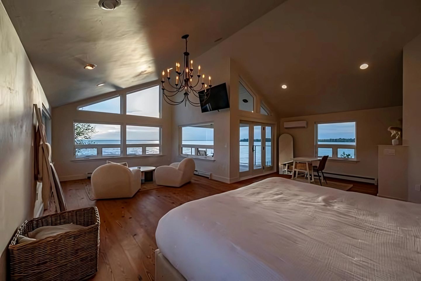 Lakefront Cottage with Nice Sights in Green Bay, Wisconsin