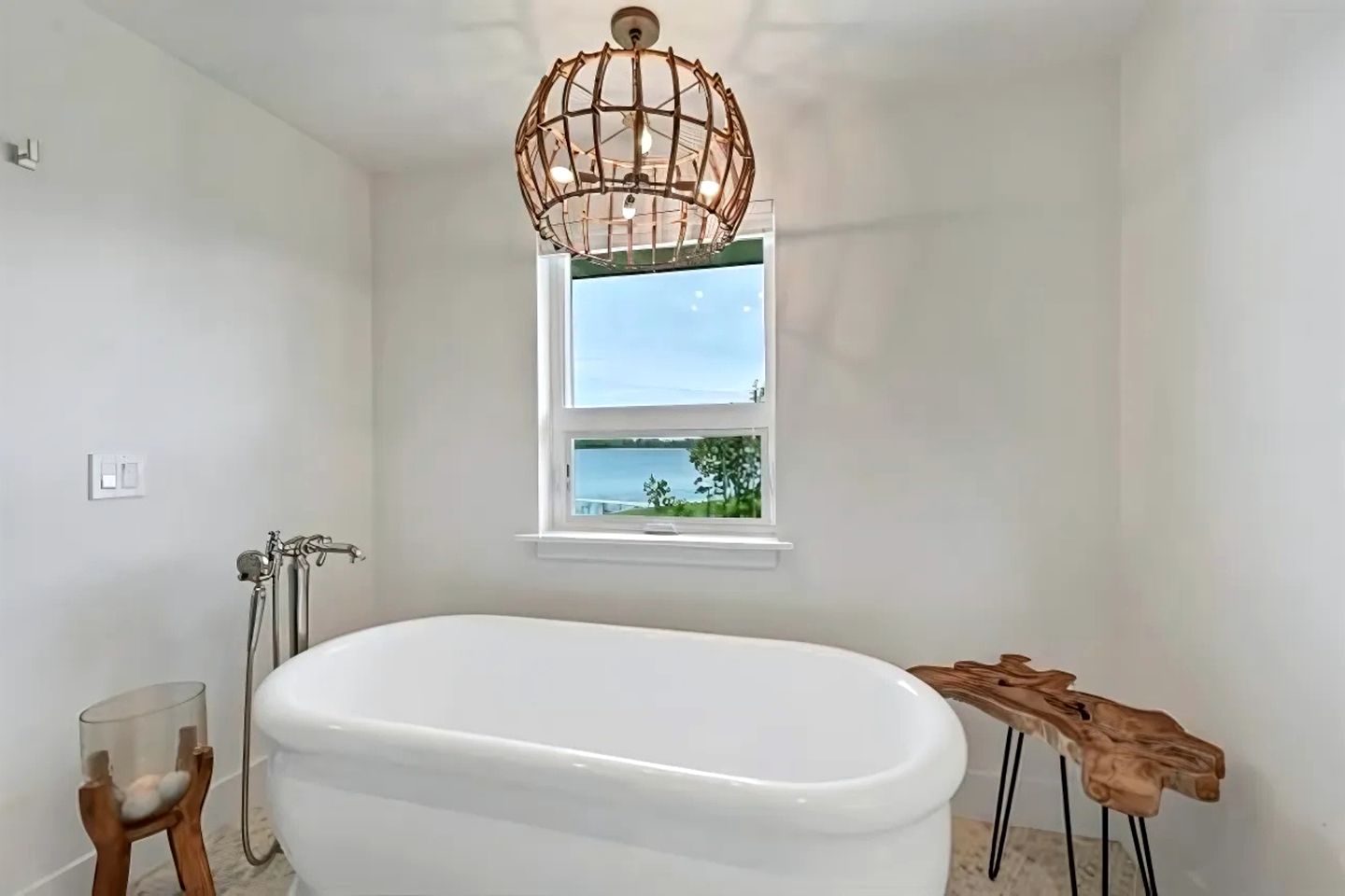 Lakefront Cottage with Nice Sights in Green Bay, Wisconsin