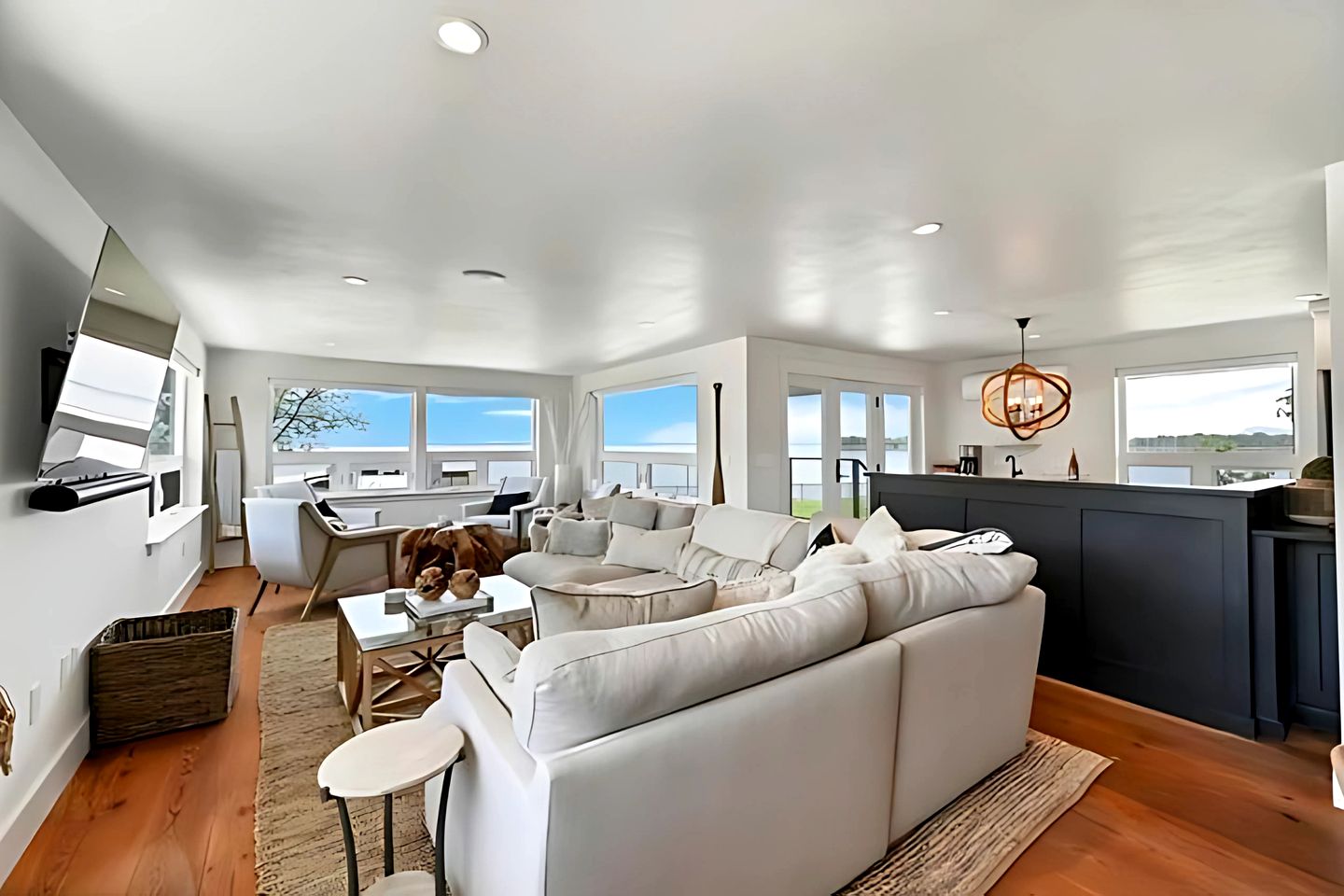 Lakefront Cottage with Nice Sights in Green Bay, Wisconsin