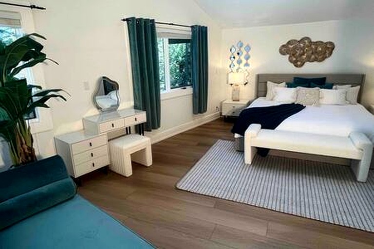 Vacation Rentals (Canada, --, --)