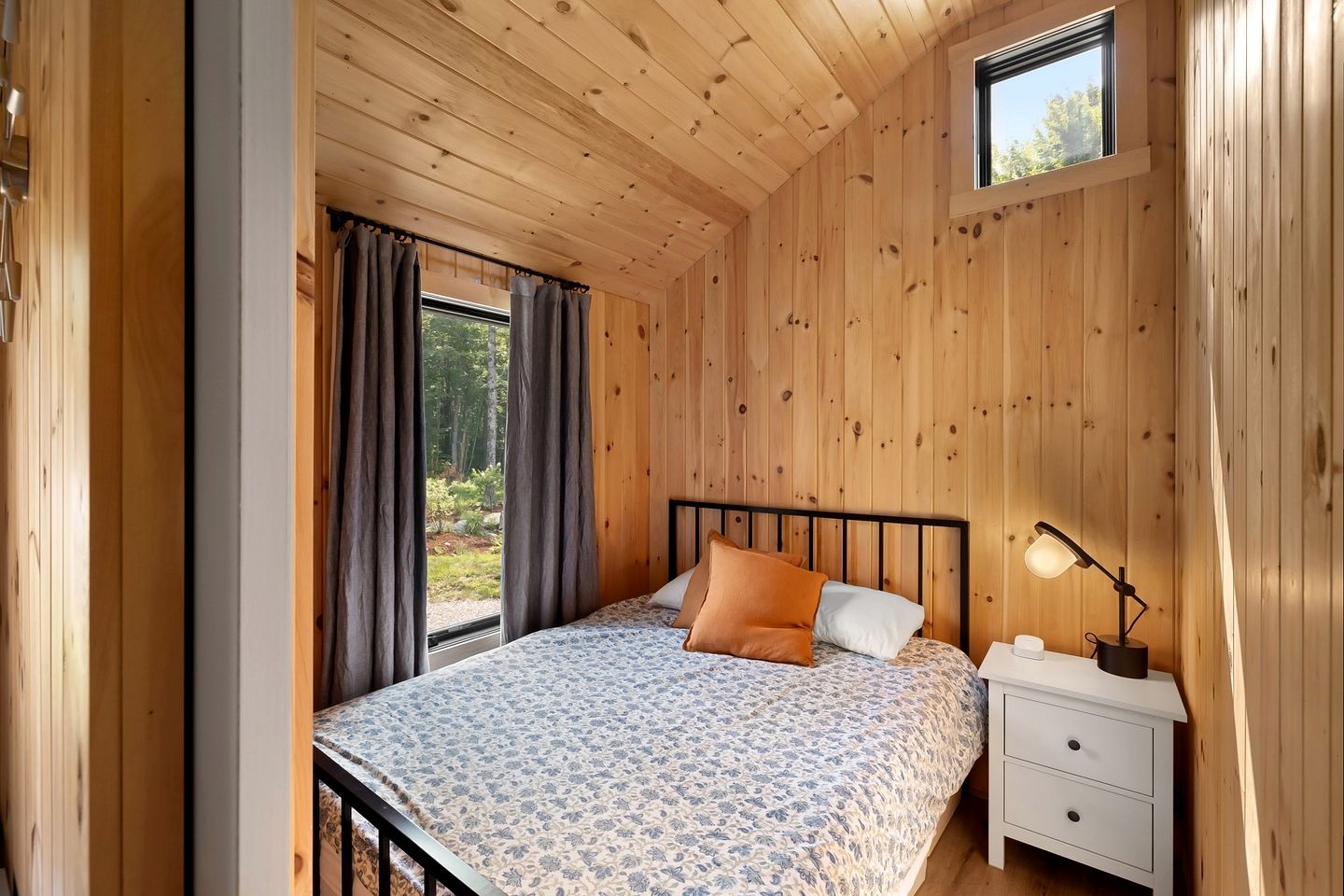 Off-Grid Cottage Great for a Small Family Getaway in Vermont