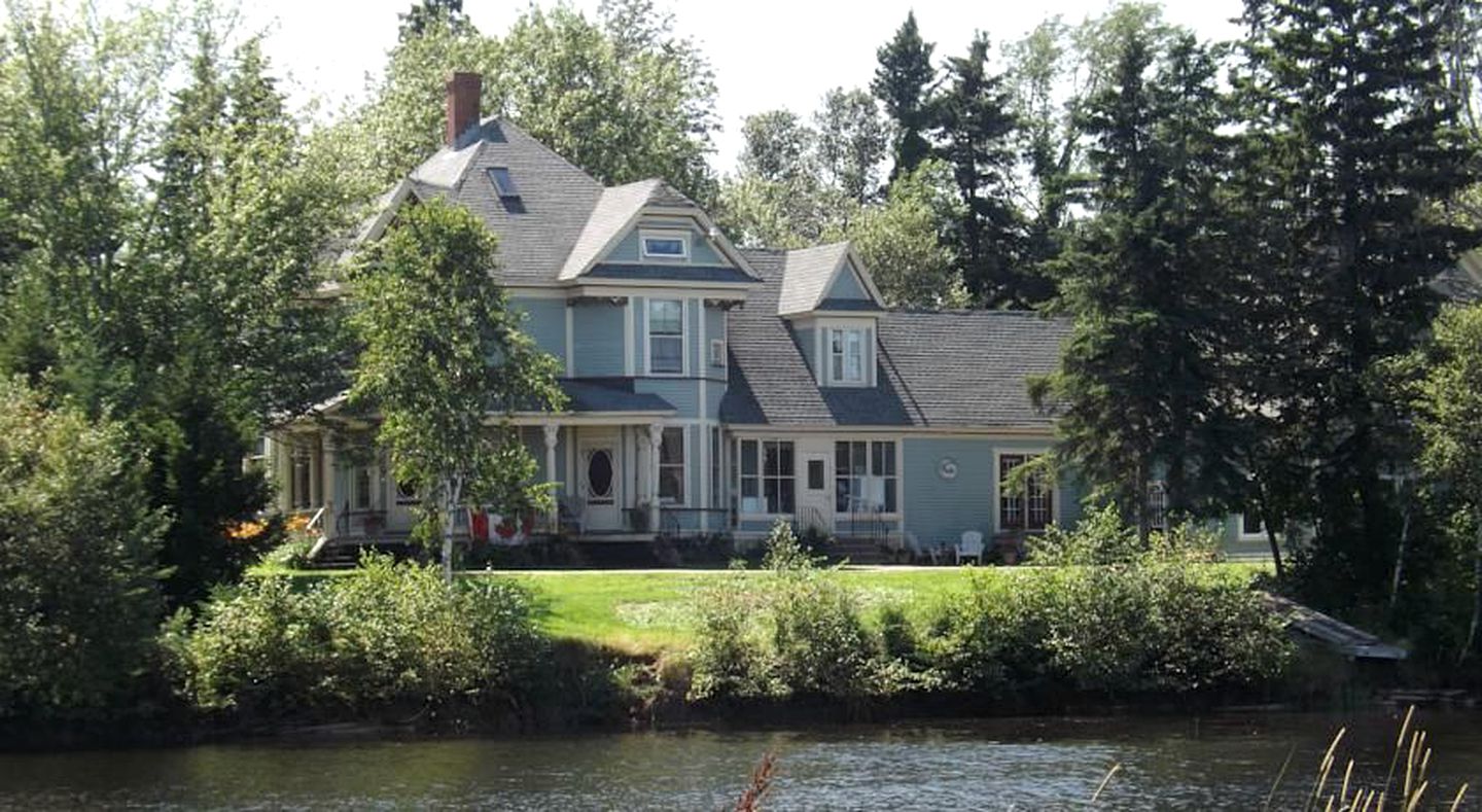 Waterfront Cottage Rental for Large Groups near Nova Scotia, Canada