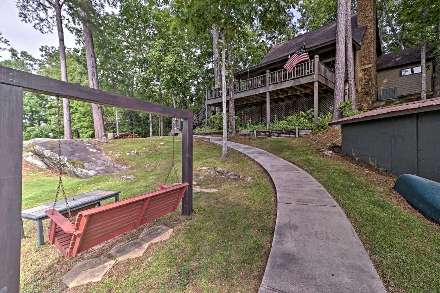 Delightful Waterfront Cabin Rental Overlooking Lake Martin, Elmore County, Alabama