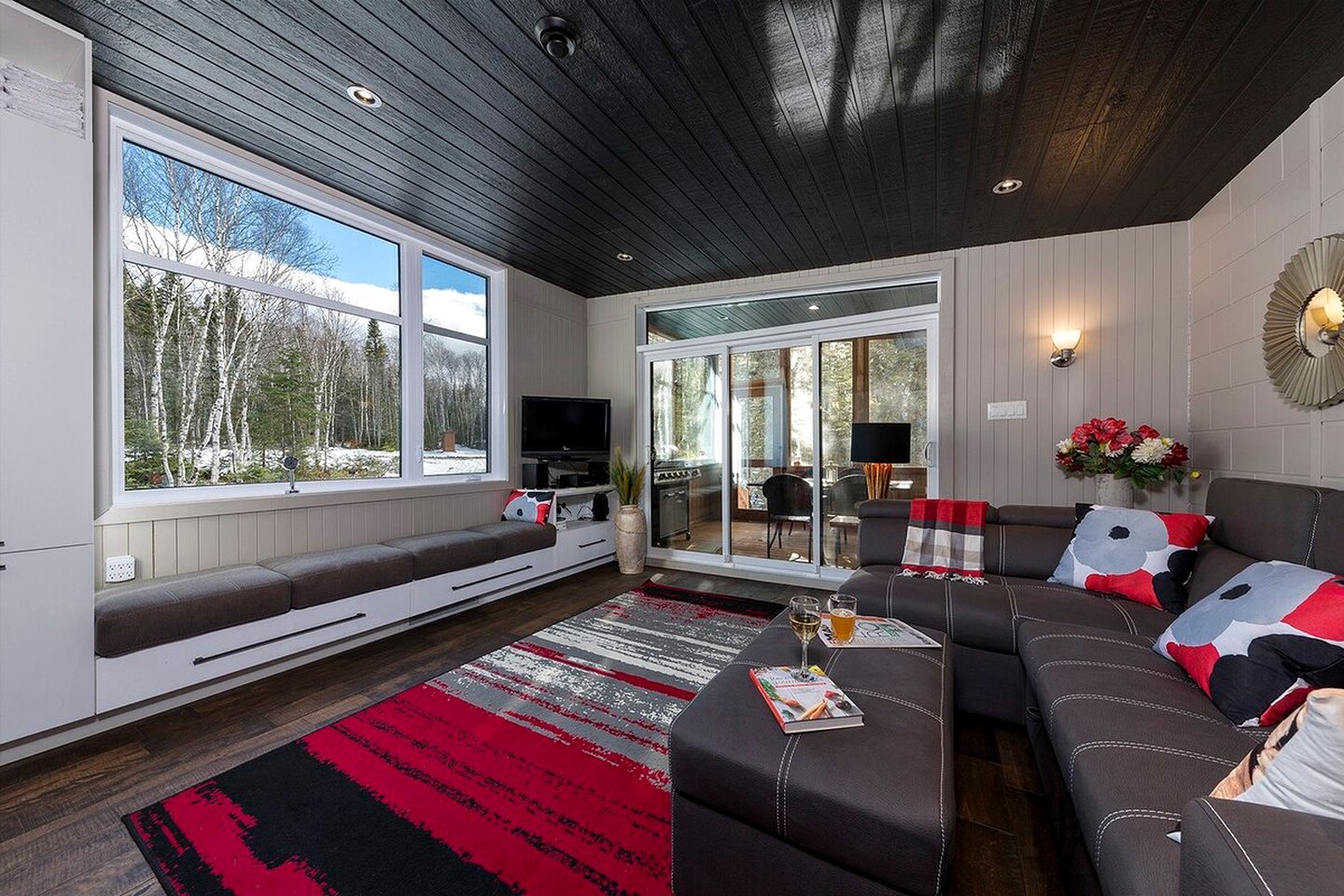 Gorgeous Vacation Rental with Fire Pit and Hot-tub in Baie Saint Paul, Quebec