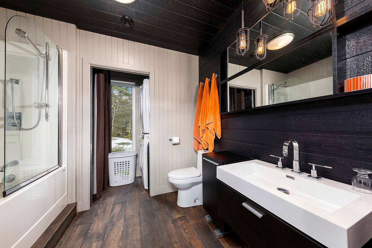 Gorgeous Vacation Rental with Fire Pit and Hot-tub in Baie Saint Paul, Quebec