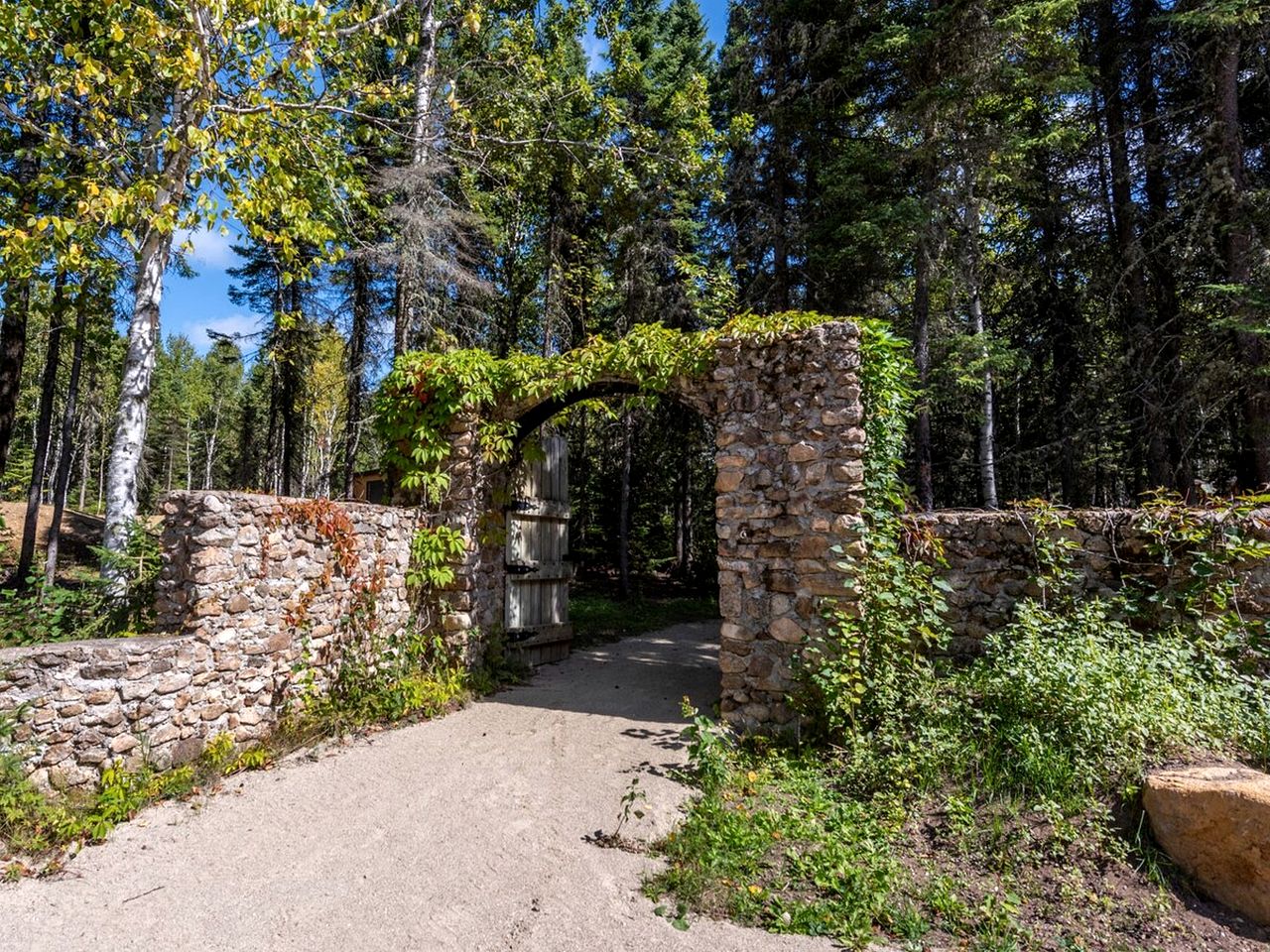 Gorgeous Vacation Rental with Fire Pit and Hot-tub in Baie Saint Paul, Quebec