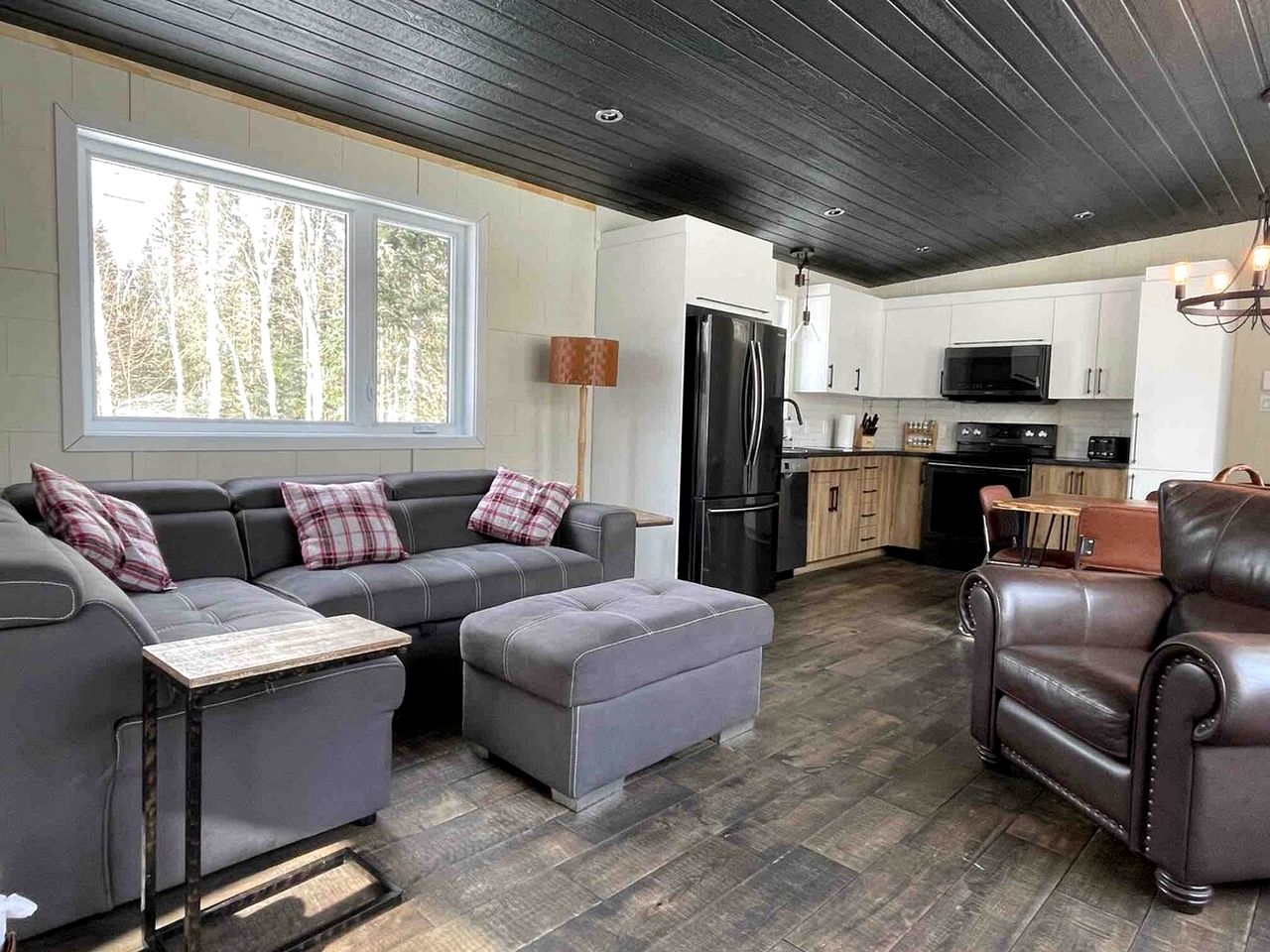 Gorgeous Vacation Rental with Fire Pit and Hot-tub in Baie Saint Paul, Quebec