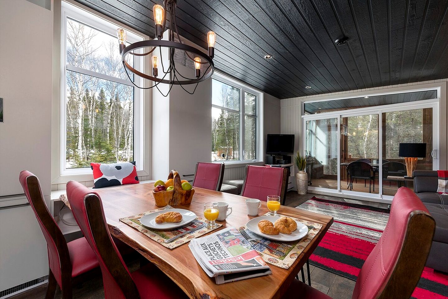 Gorgeous Vacation Rental with Fire Pit and Hot-tub in Baie Saint Paul, Quebec