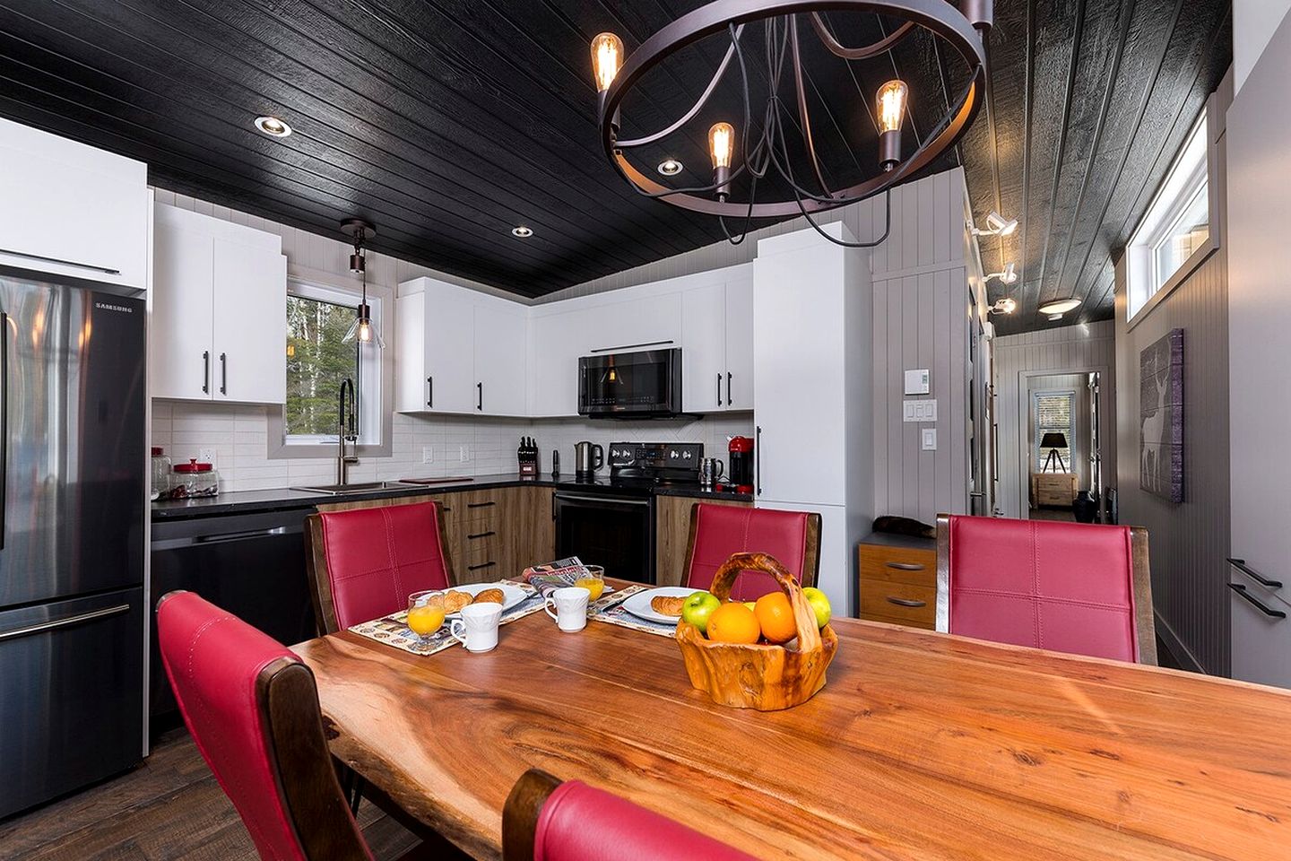 Gorgeous Vacation Rental with Fire Pit and Hot-tub in Baie Saint Paul, Quebec