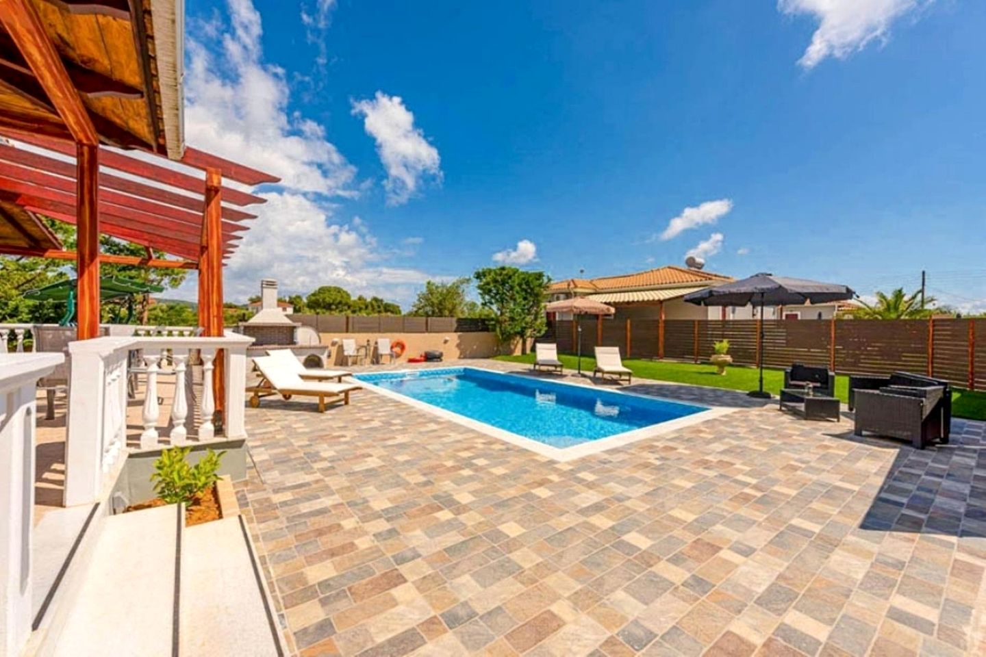 Gorgeous Villa with Swimming Pool in Ampelokipi, Crete