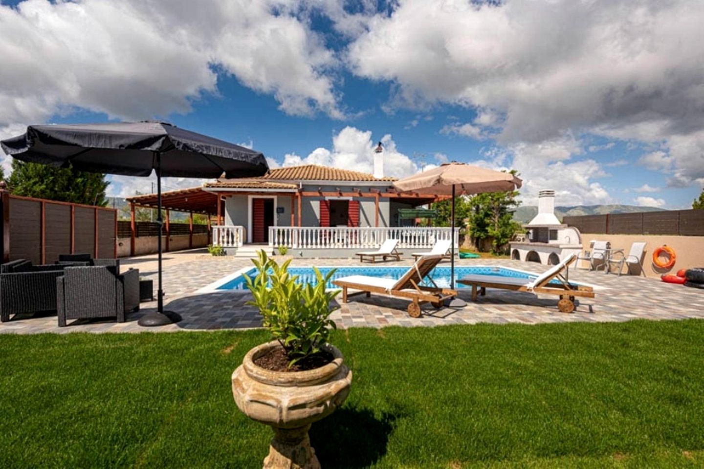 Gorgeous Villa with Swimming Pool in Ampelokipi, Crete