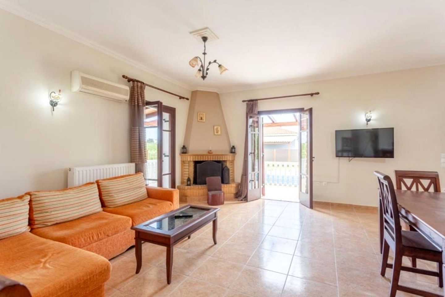 Gorgeous Villa with Swimming Pool in Ampelokipi, Crete