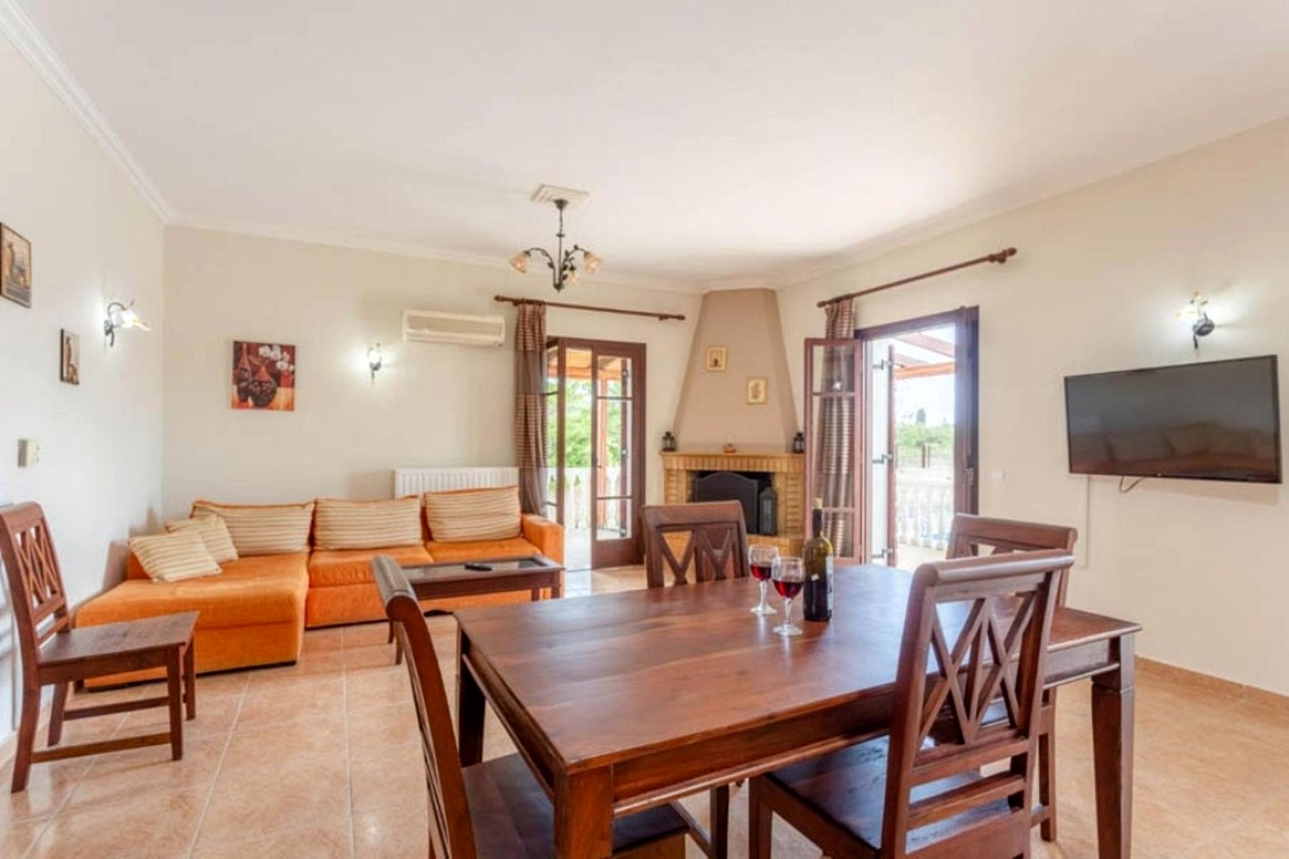 Gorgeous Villa with Swimming Pool in Ampelokipi, Crete