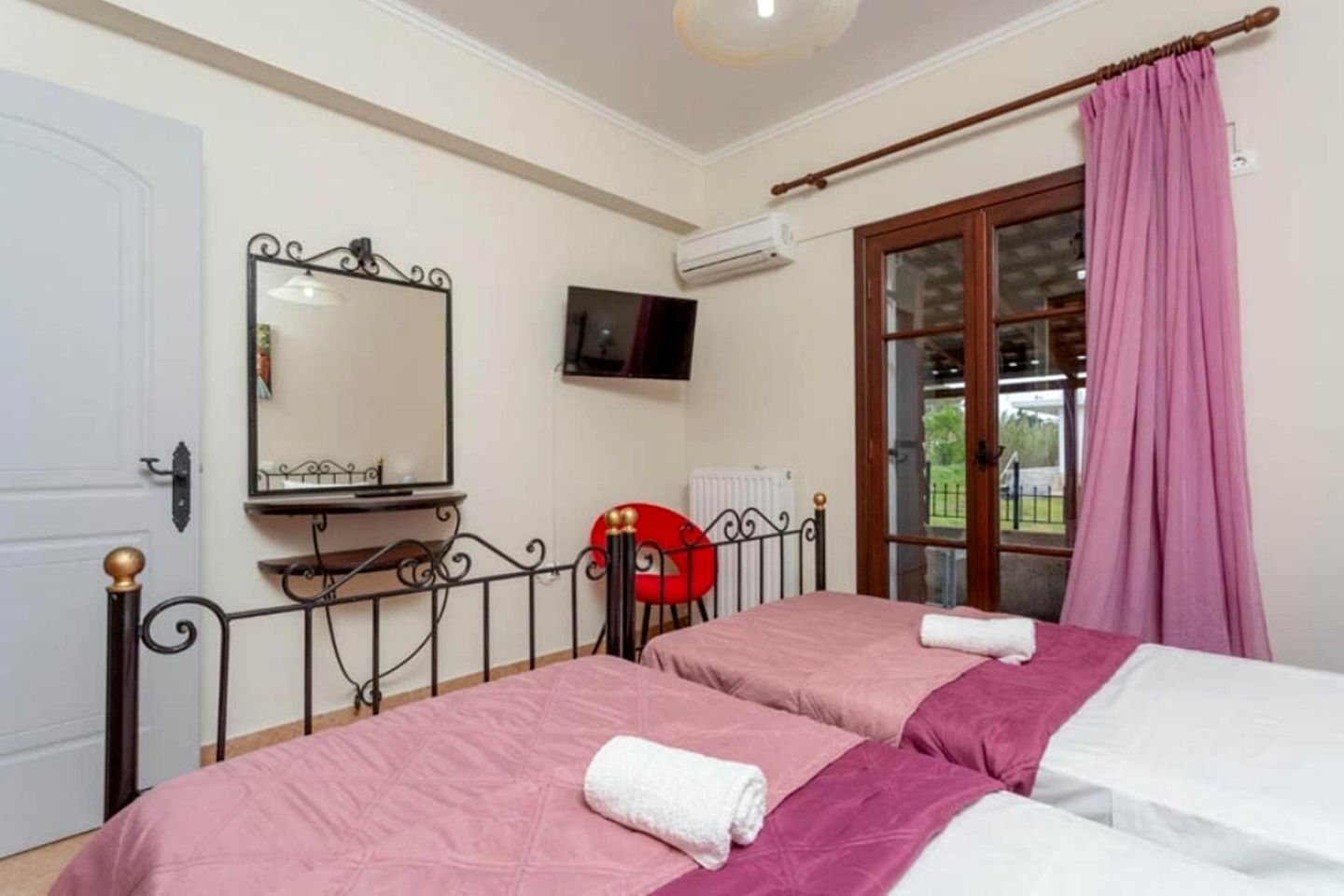 Gorgeous Villa with Swimming Pool in Ampelokipi, Crete