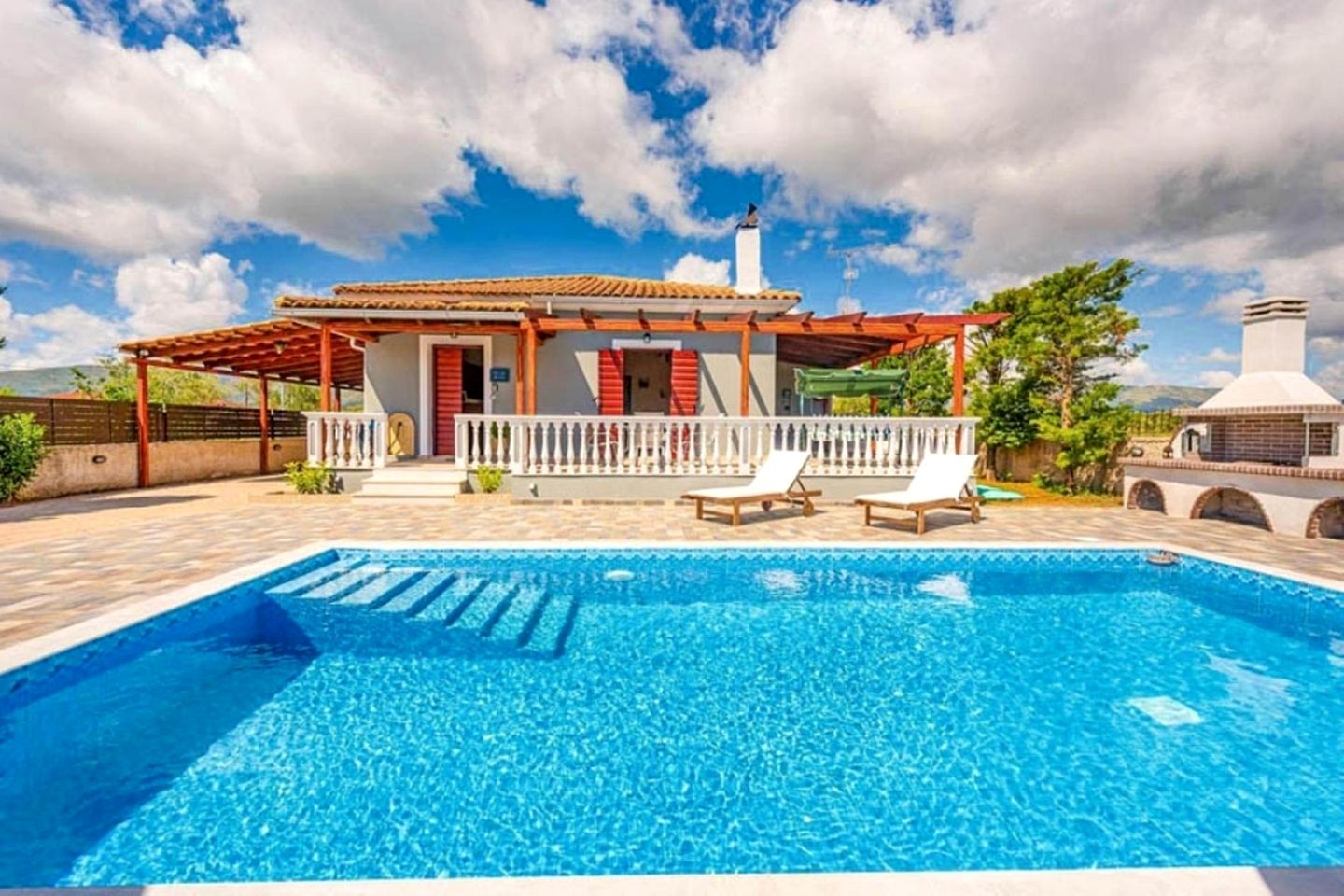 Gorgeous Villa with Swimming Pool in Ampelokipi, Crete