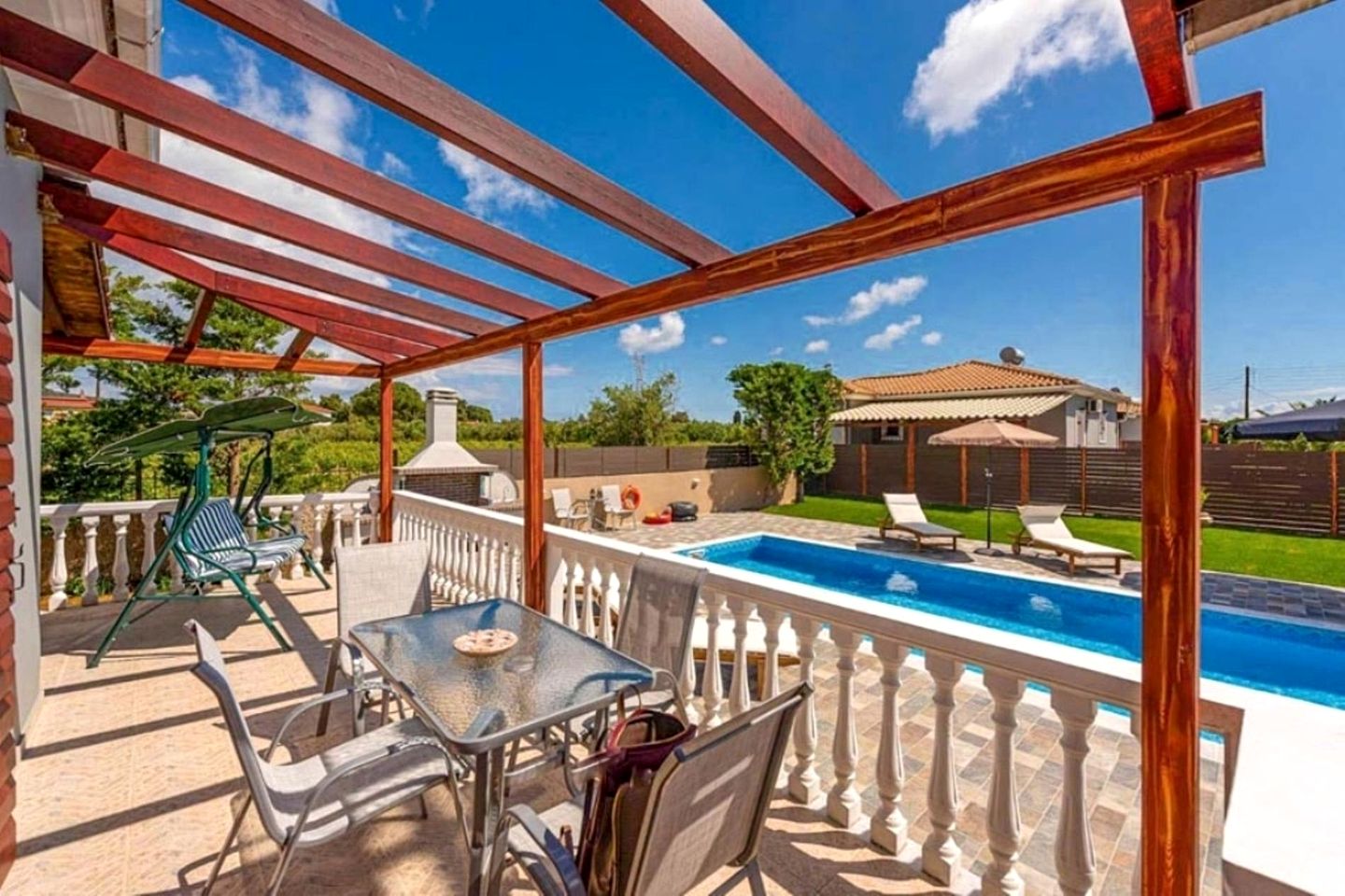 Gorgeous Villa with Swimming Pool in Ampelokipi, Crete