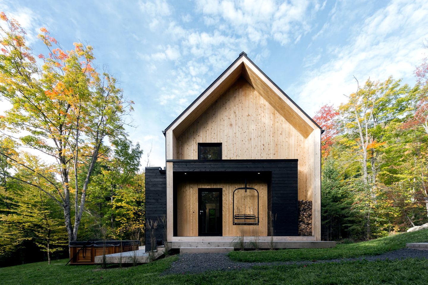 Stylish Scandinavian-Inspired Cabin with Hot Tub in Charlevoix, Quebec