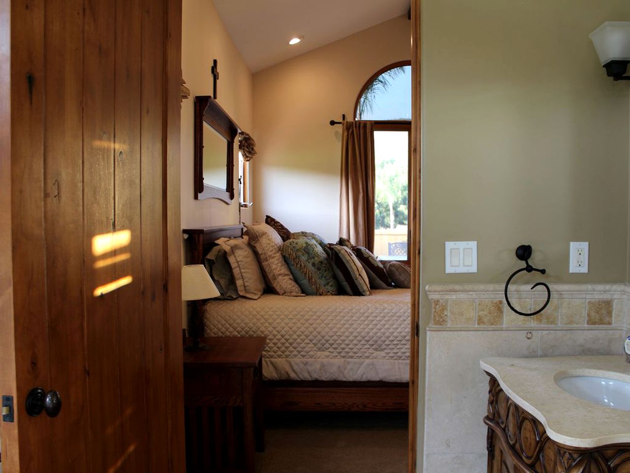 Romantic and Relaxing Villa Retreat with a Jacuzzi near Somis, California