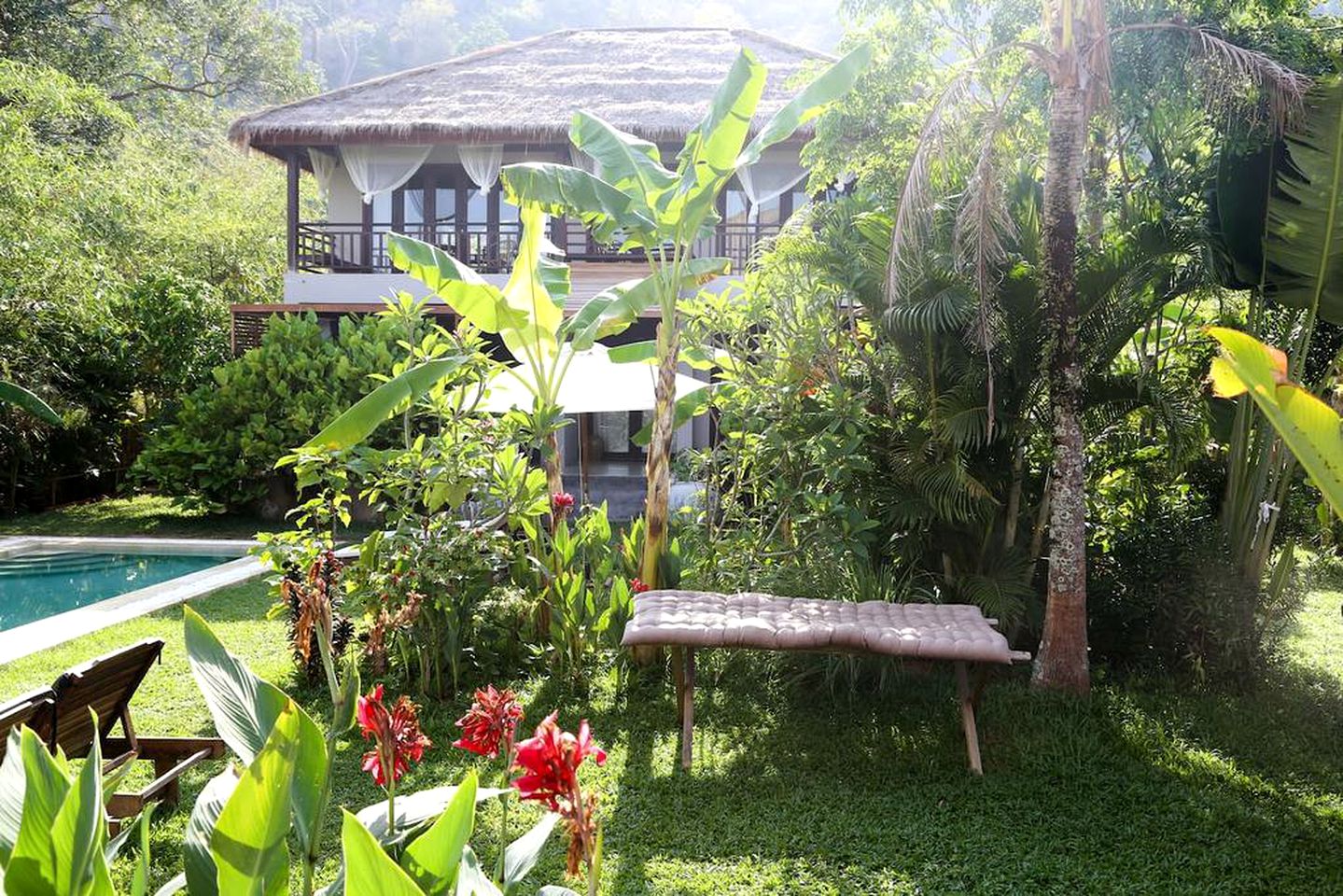 Tropical Villa with a Shared Swimming Pool in Krong Kaeb, Southern Cambodia