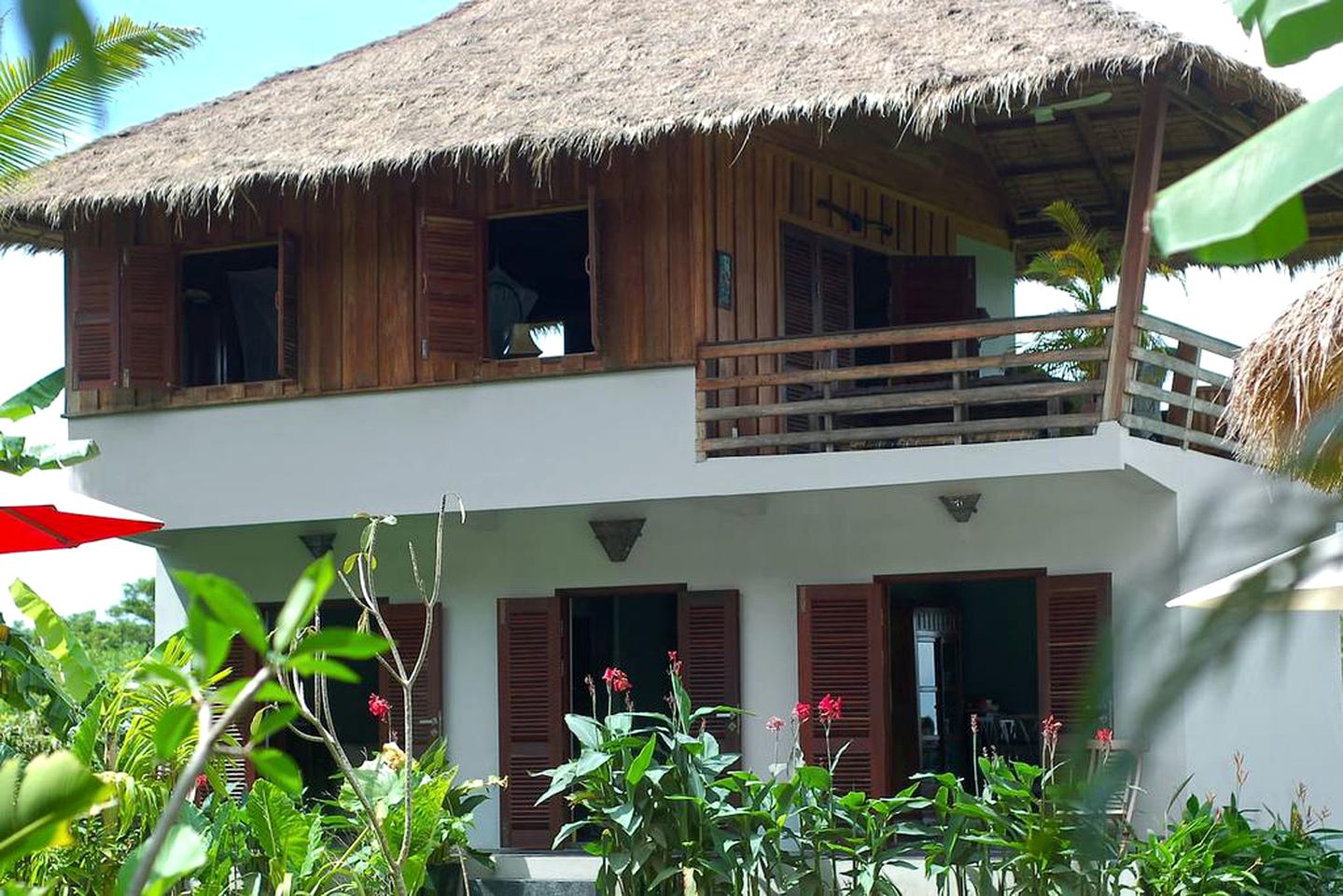 Tropical Villa with a Shared Swimming Pool in Krong Kaeb, Southern Cambodia