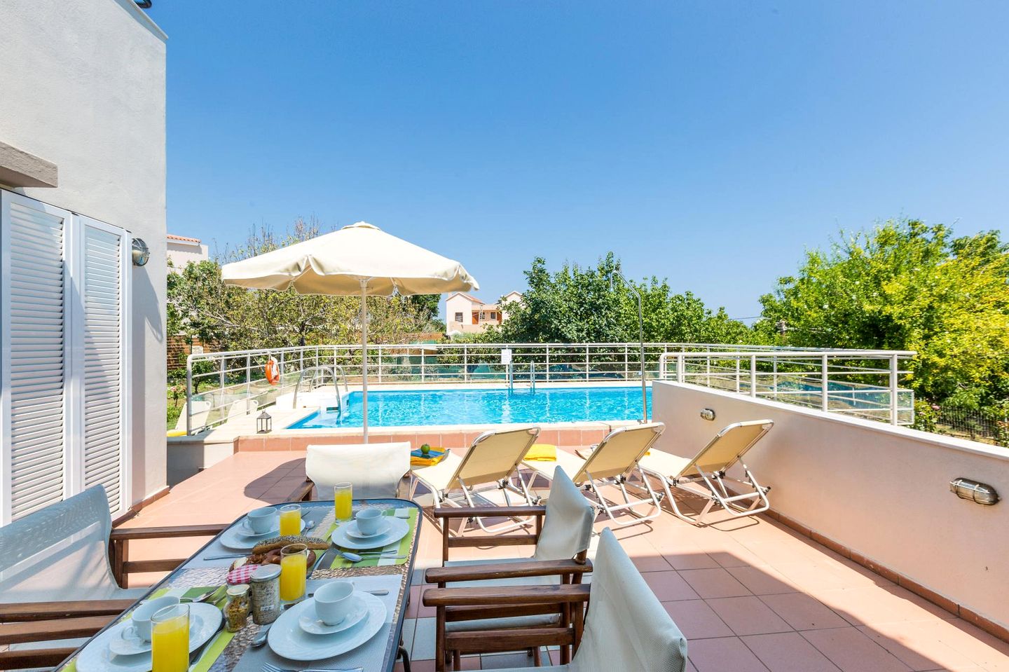 Peaceful Villa Retreat with Private Pool and Garden near Local Eateries in Prines, Crete
