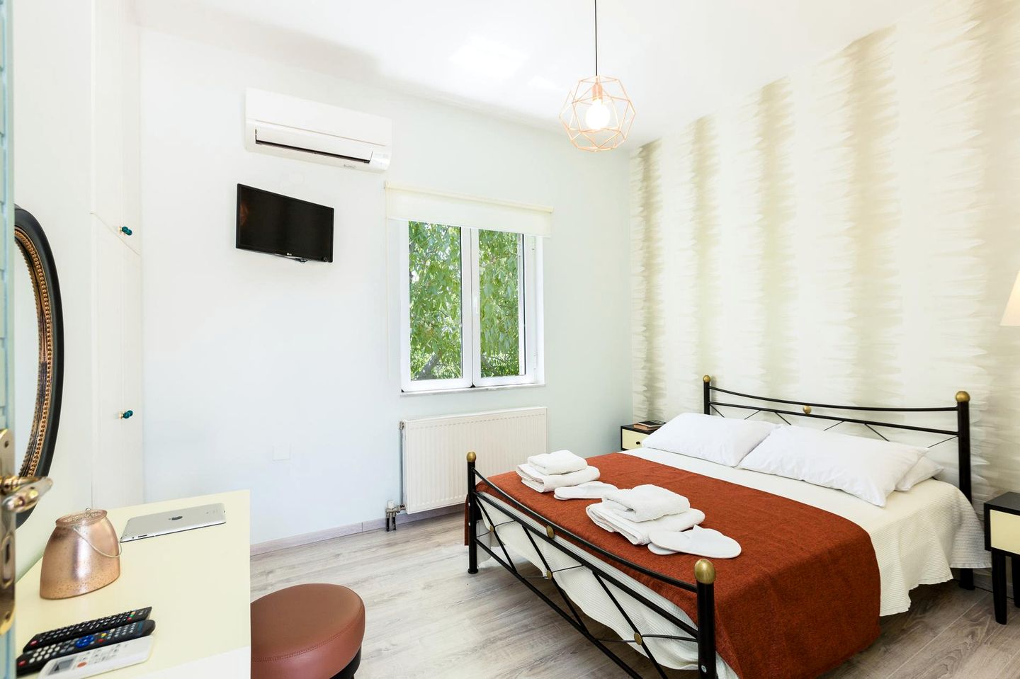 Peaceful Villa Retreat with Private Pool and Garden near Local Eateries in Prines, Crete