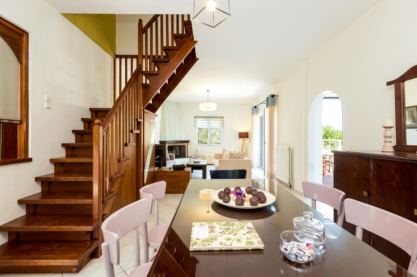 Peaceful Villa Retreat with Private Pool and Garden near Local Eateries in Prines, Crete