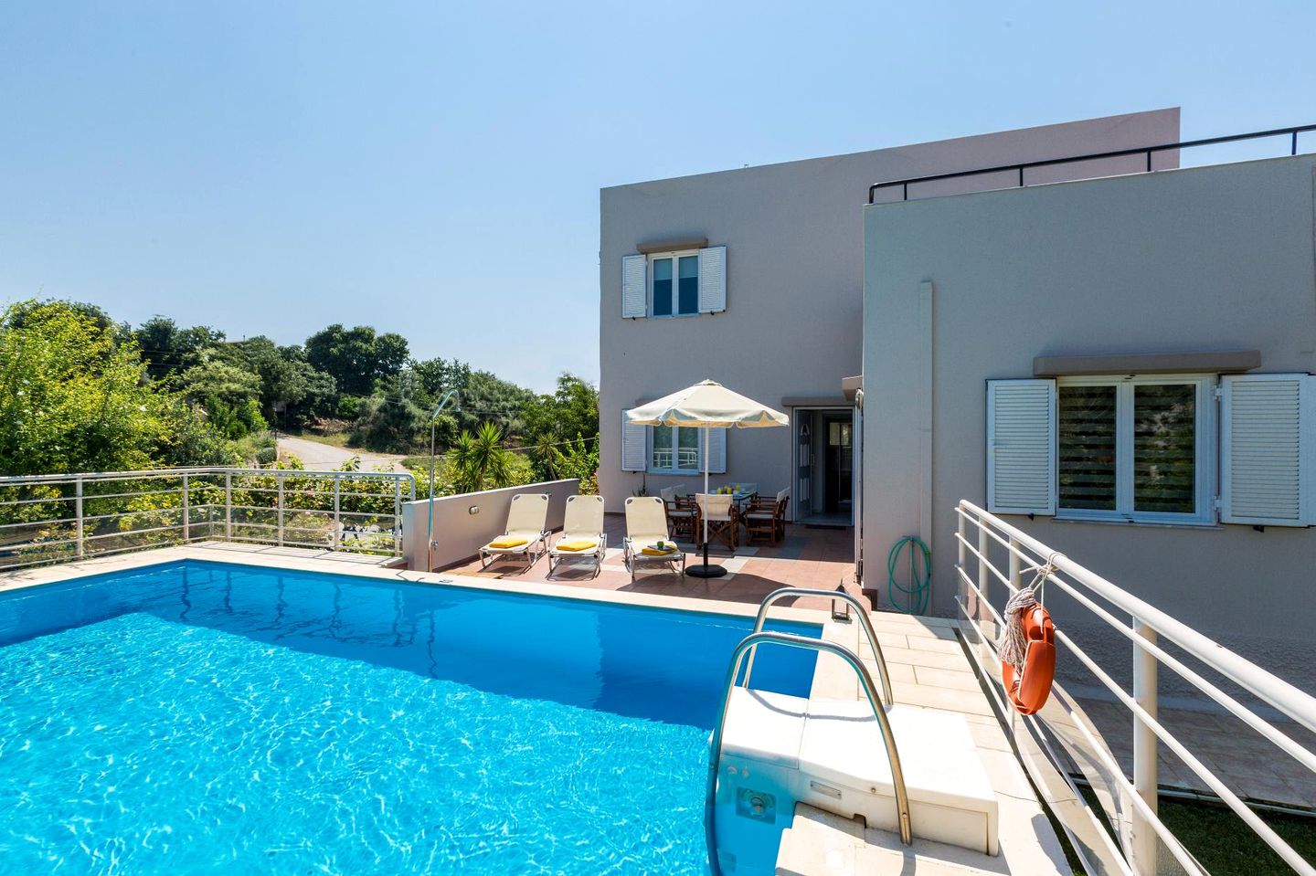 Peaceful Villa Retreat with Private Pool and Garden near Local Eateries in Prines, Crete