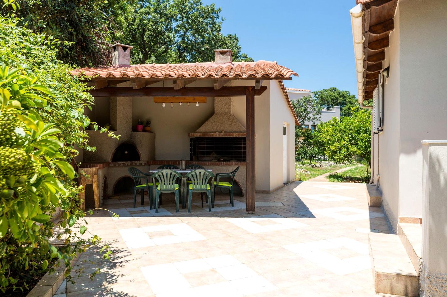 Peaceful Villa Retreat with Private Pool and Garden near Local Eateries in Prines, Crete