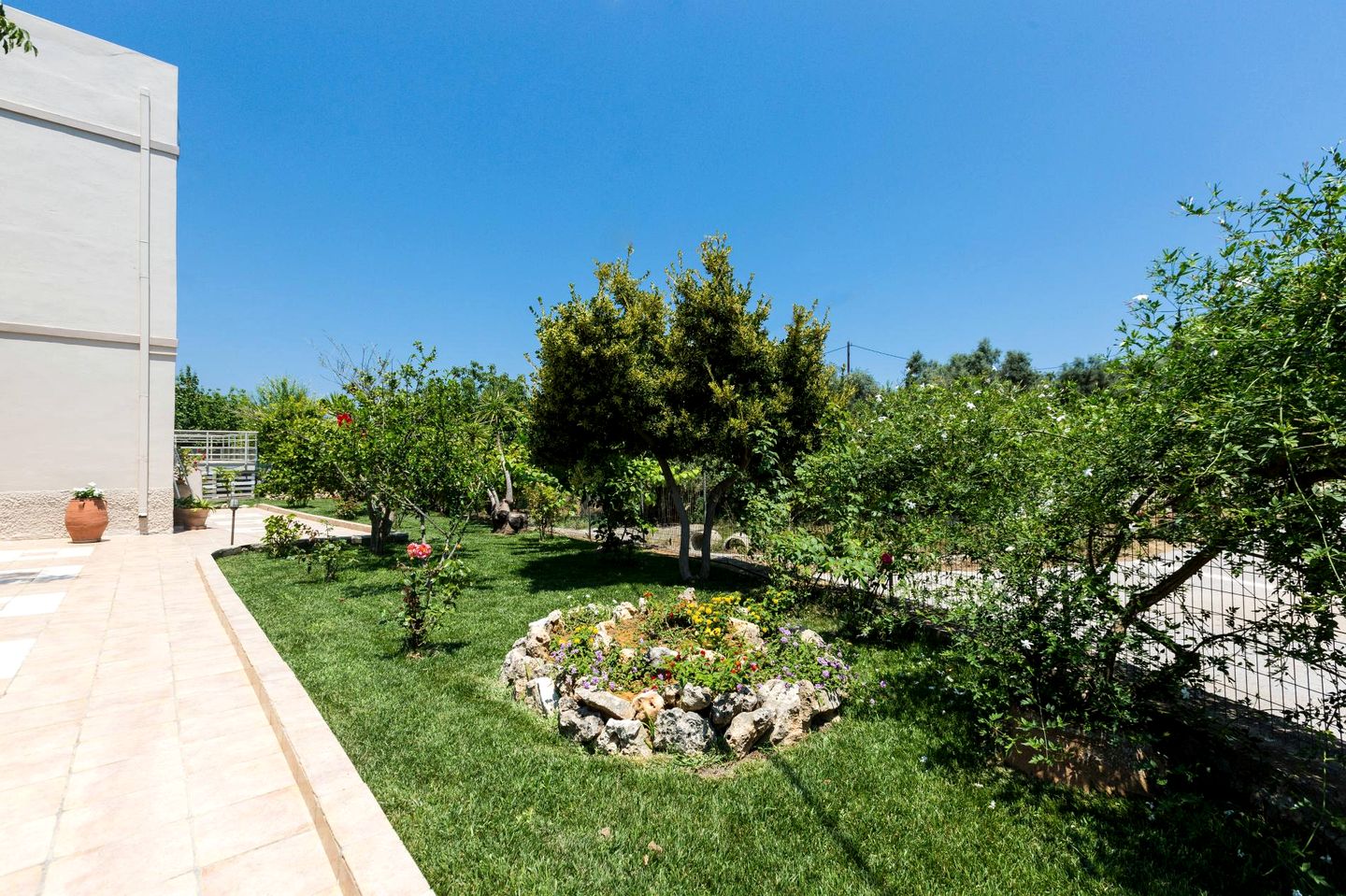 Peaceful Villa Retreat with Private Pool and Garden near Local Eateries in Prines, Crete
