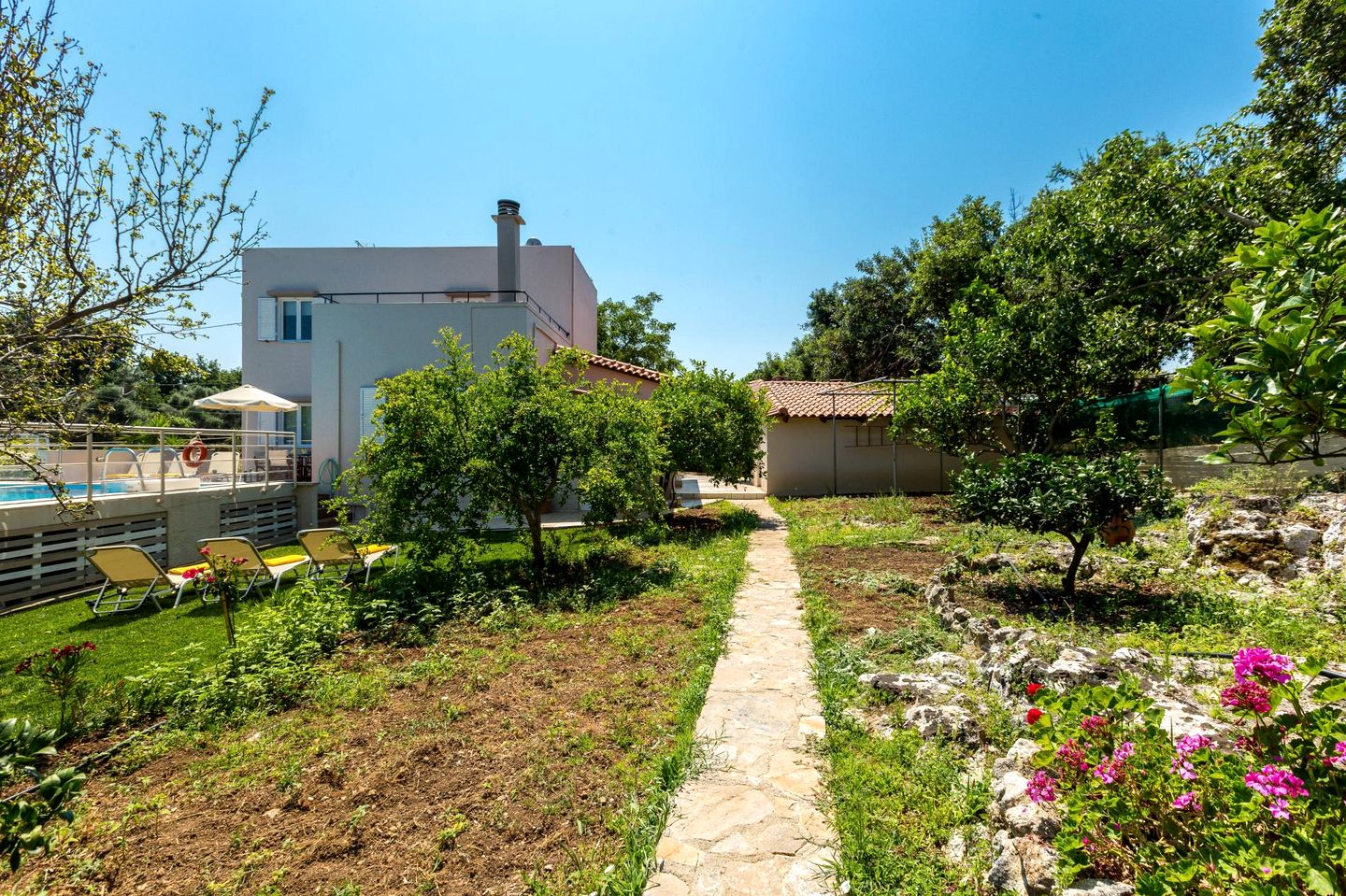 Peaceful Villa Retreat with Private Pool and Garden near Local Eateries in Prines, Crete