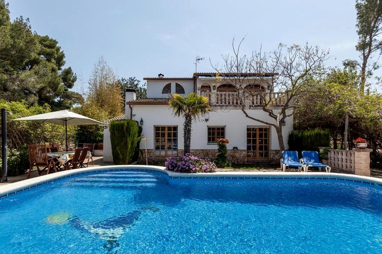 Beautiful Villa with Incredible Amenities for a Peaceful Family Getaway in Rocallisa, Spain
