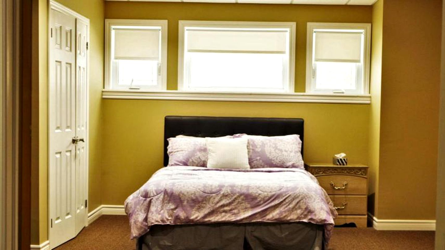 Luxurious Lakefront Vacation Rental for Large Groups near Port Perry in Ontario