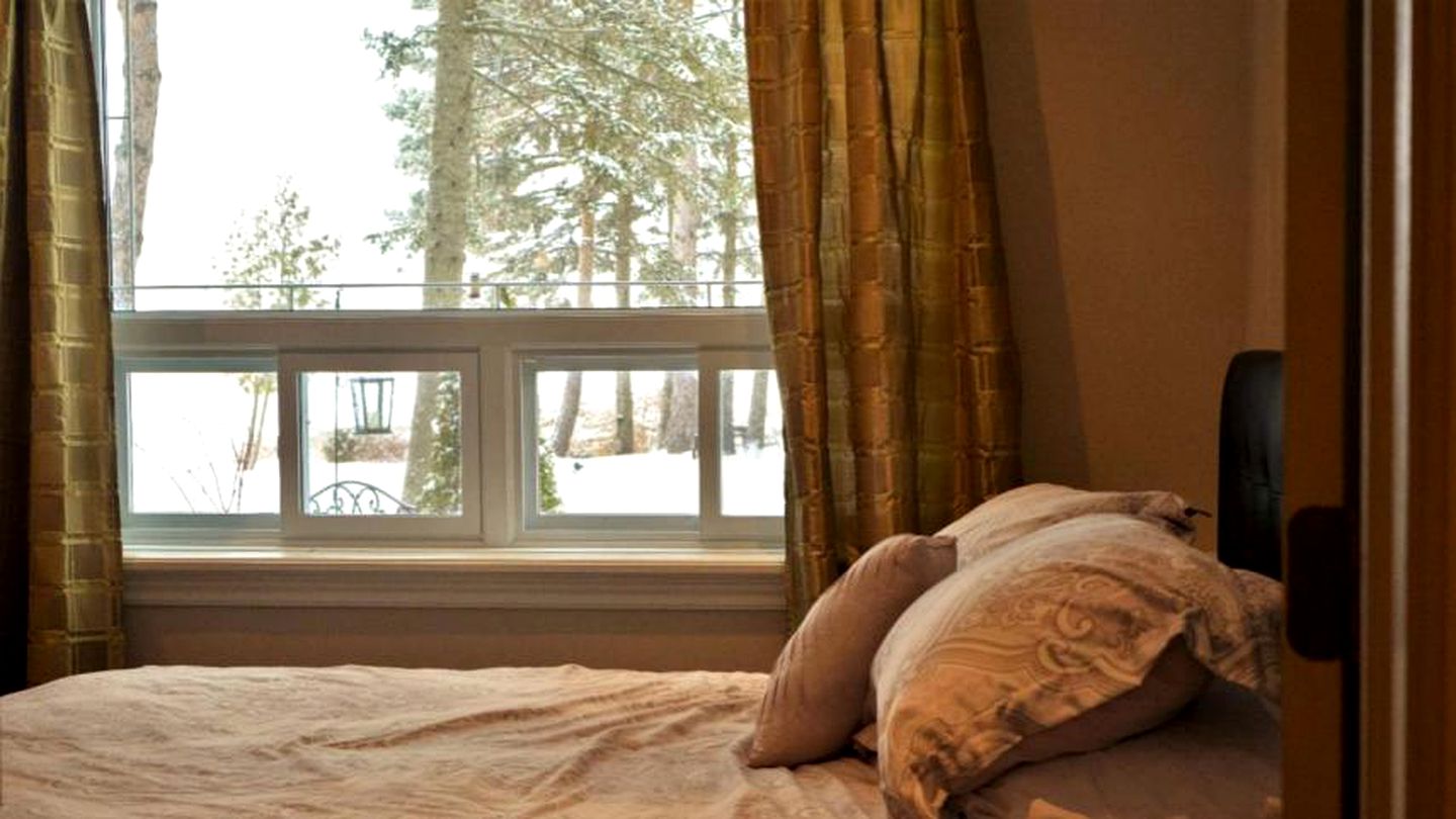 Luxurious Lakefront Vacation Rental for Large Groups near Port Perry in Ontario