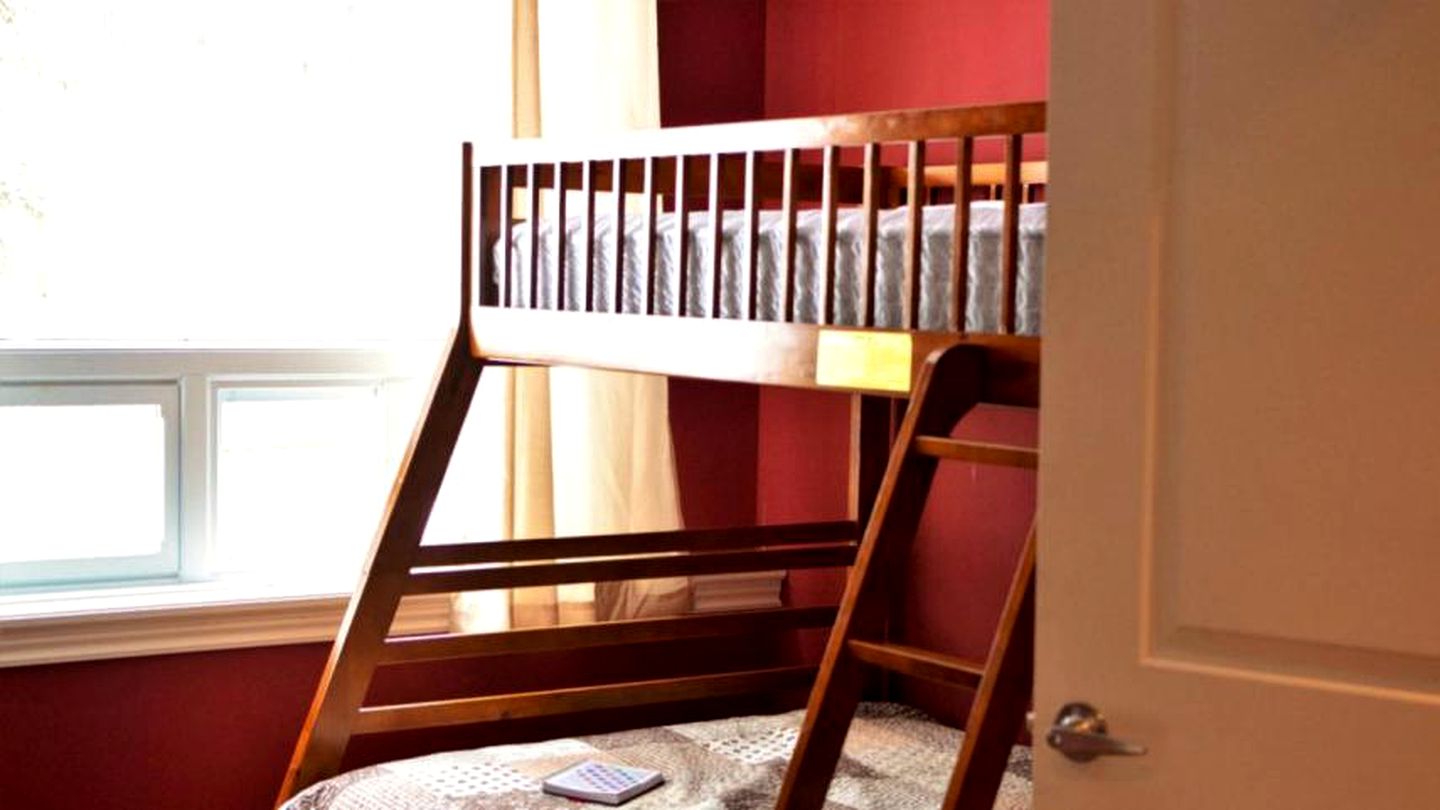 Luxurious Lakefront Vacation Rental for Large Groups near Port Perry in Ontario